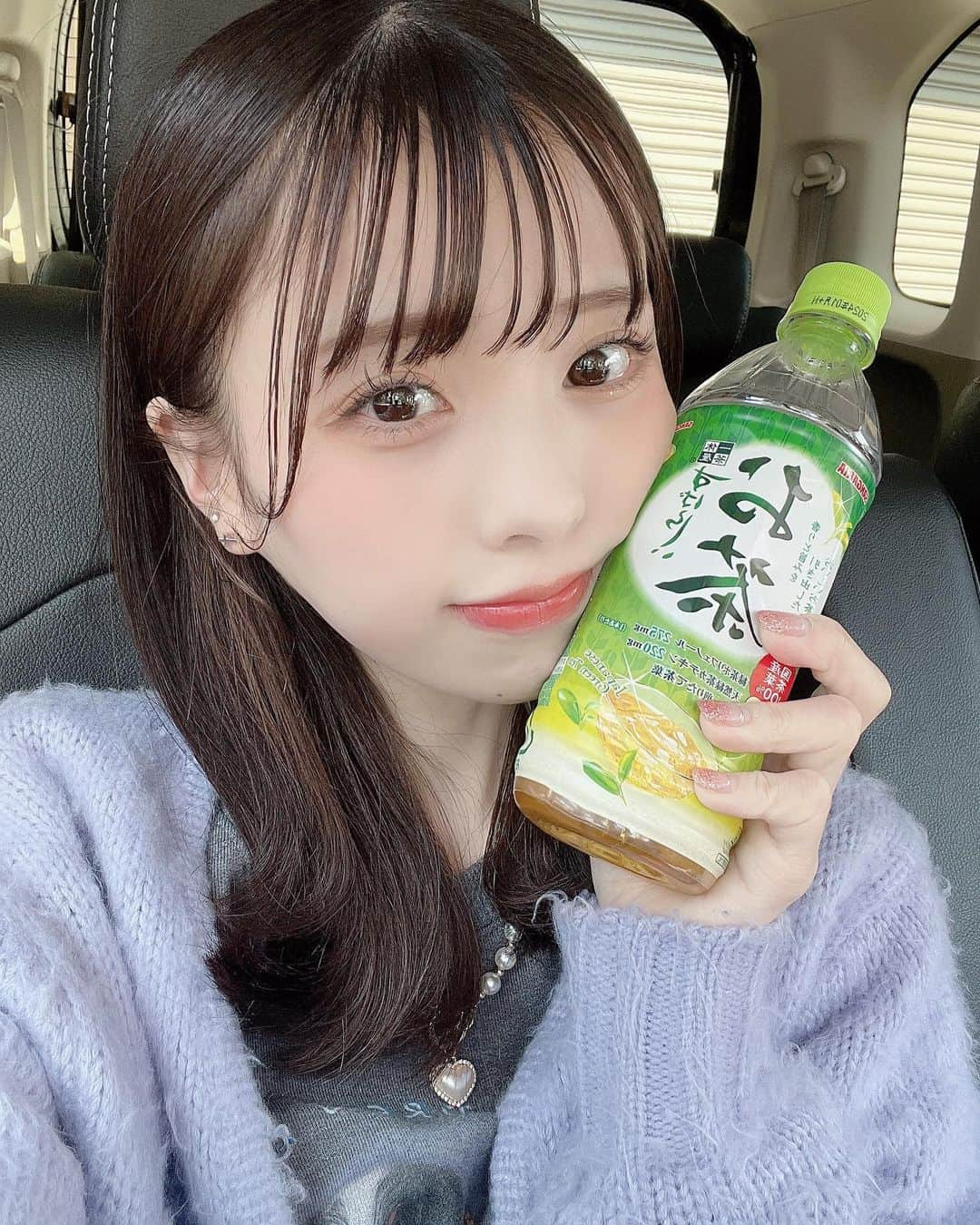 美咲優羽さんのインスタグラム写真 - (美咲優羽Instagram)「. . . 今日は母の日だね🌸ゆーはおねぇちゃんと服をプレゼントした🤍  いつも怒られるしゆーが話しかけてもしつこすぎるから無視されるけどゆーはお母さんが大好きなのでこれならもくだらないこと話しかけ続けるます笑！みんな応援してください🤭笑！  色んなところに連れてってくれたりたぶんいつまでもこんなゆーのこと娘として見守っててくれるそんなほんとは心から優しくておもしろいお母さんが大好きなんだ！ いつも言葉にしないけど本当に感謝してる！これから(遅くてごめん泣)たくさん恩返ししていけるように頑張るぞ！  みんなはなにか母の日感謝伝えたりしましたか？まだの方はいますぐしましょう💕 . . . #selca #selfie #셀카 #셀카그램 #today #ootd #dailylook #instagood #instalike #followme #自撮り女子 #自撮り #japanesegirl#japaneseidol#japanesegirls#粉我 #美白 #攝影#旅遊攝影 #拍攝#寫真#攝影日記#人像攝影#攝影師#互惠#拍照#台灣攝影師#人像摄影#攝影日常」5月14日 20時41分 - yukafinko