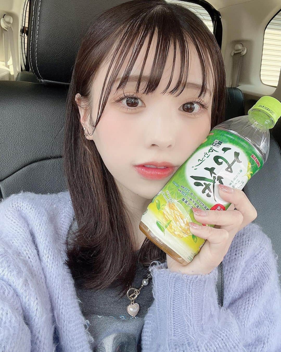 美咲優羽さんのインスタグラム写真 - (美咲優羽Instagram)「. . . 今日は母の日だね🌸ゆーはおねぇちゃんと服をプレゼントした🤍  いつも怒られるしゆーが話しかけてもしつこすぎるから無視されるけどゆーはお母さんが大好きなのでこれならもくだらないこと話しかけ続けるます笑！みんな応援してください🤭笑！  色んなところに連れてってくれたりたぶんいつまでもこんなゆーのこと娘として見守っててくれるそんなほんとは心から優しくておもしろいお母さんが大好きなんだ！ いつも言葉にしないけど本当に感謝してる！これから(遅くてごめん泣)たくさん恩返ししていけるように頑張るぞ！  みんなはなにか母の日感謝伝えたりしましたか？まだの方はいますぐしましょう💕 . . . #selca #selfie #셀카 #셀카그램 #today #ootd #dailylook #instagood #instalike #followme #自撮り女子 #自撮り #japanesegirl#japaneseidol#japanesegirls#粉我 #美白 #攝影#旅遊攝影 #拍攝#寫真#攝影日記#人像攝影#攝影師#互惠#拍照#台灣攝影師#人像摄影#攝影日常」5月14日 20時41分 - yukafinko