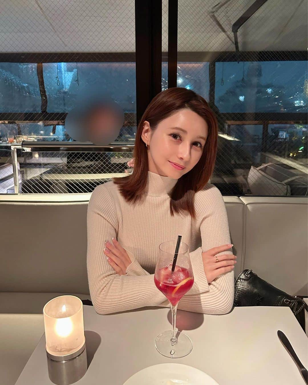 ダレノガレ明美さんのインスタグラム写真 - (ダレノガレ明美Instagram)「友達と夕方からカフェしたよ🍰 ずっと笑って笑って笑ってました〜  少し前に新しいネイル可愛い〜🤍 いつもフレンチネイルだから 1本キラキラフレンチにしました！ @roi_nailsalon  @_iwasaki._  岩崎ちゃんいつもありがとう☺️✨」5月14日 20時43分 - darenogare.akemi