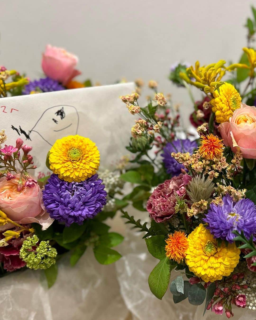 那須愛里さんのインスタグラム写真 - (那須愛里Instagram)「〝𝙼𝙾𝚃𝙷𝙴𝚁𝚂 𝙳𝙰𝚈 💐🩷〟 . 主人と娘がいつもの お花屋さんで受け取りに行ってくれお花と、 お手紙をくれました👧🏻💌 ママの似顔絵も描いてくれてる✐☡ ⋆*  東京のばぁばにも、同じお花を💐👐  長崎のばぁばには 先日伊勢丹で悩んでいた HOLLANDISCHEのセットを贈りました♡ (ストーリーズの質問にもお返事ありがとうございましたっ♡一方的にで終わってしまった🙇‍♀️)  子供から貰うお手紙って嬉しいですね♡ まだ似顔絵だけだけど、ほっこりしました☺️  母にしてくれてありがとうー♡👧🏻👶🏻 . . . . . . . . . #mothersday  #happymothersday  #母の日プレゼント」5月14日 20時54分 - aaairixoxo