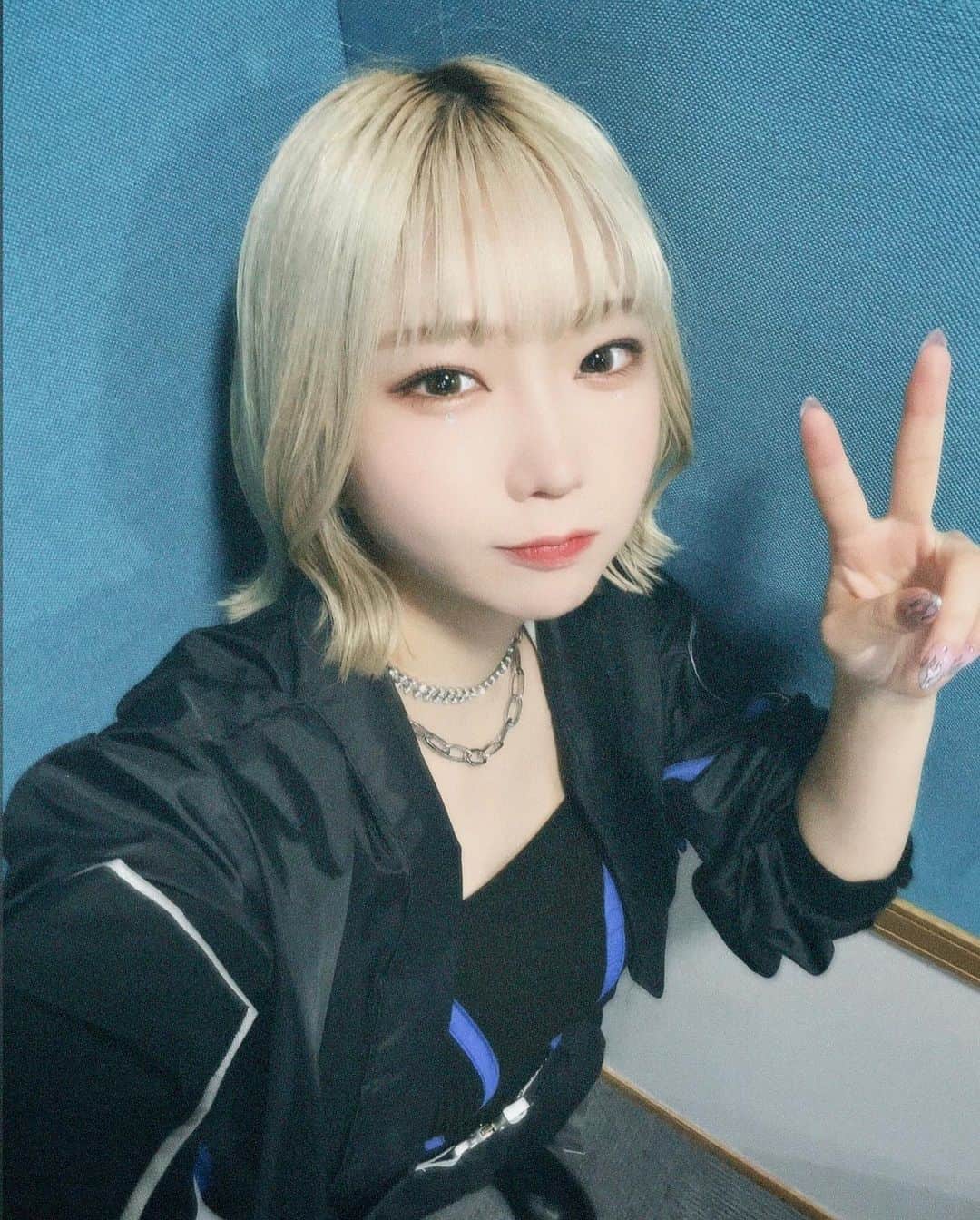 のインスタグラム：「ぴ〜す  みいなって、いつも何も考えてない様で、考えてるけど、でも何も考えてないんだよね  結局優しい人って事なんだよね  #切りっぱなし #ボブ #ハイトーンカラー #ハイトーンボブ #ヘアアレンジ　#くびれヘア #外巻き #外ハネ #ブロンド #ブロンドベージュ #ネイル #ネイルデザイン #アイドル衣装 #japaneseidol #japanesegirl #フィルムカメラ #シルバーアクセ」