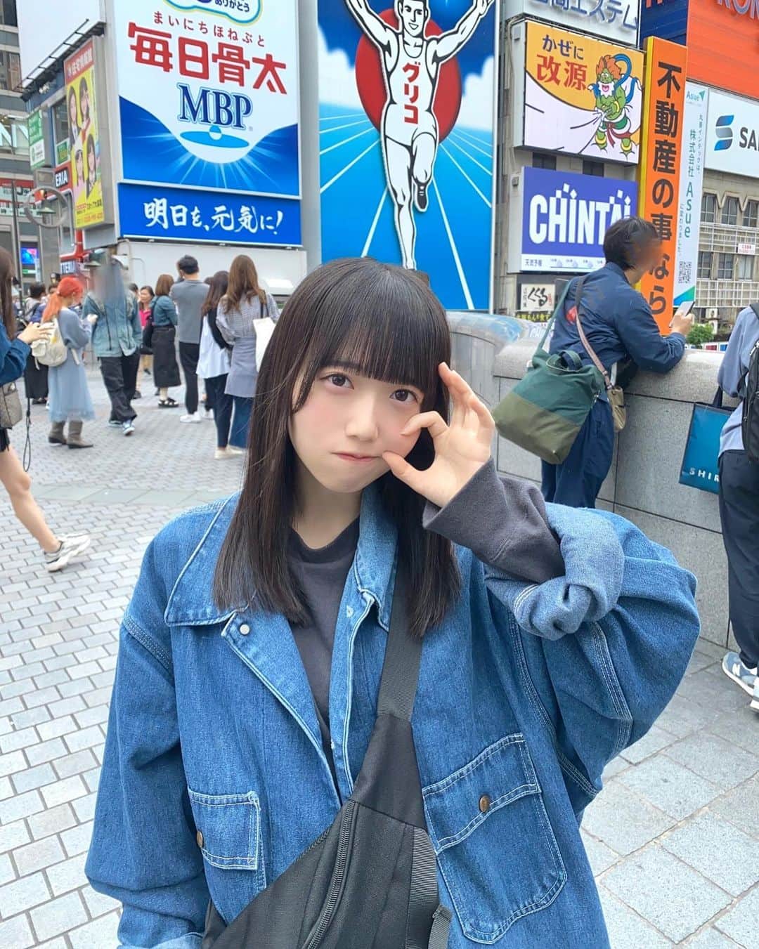 新居歩美さんのインスタグラム写真 - (新居歩美Instagram)「たこ焼きポーズ👌  大阪二日間おおきに〜 再来週の27、28も大阪🐙 28はツアー初日🐙 大阪でも仲良くしてね🐙🐙🐙  #デニムジャケット #デニムコーデ #メンズライク #春コーデ」5月14日 20時47分 - ayuchi_nii