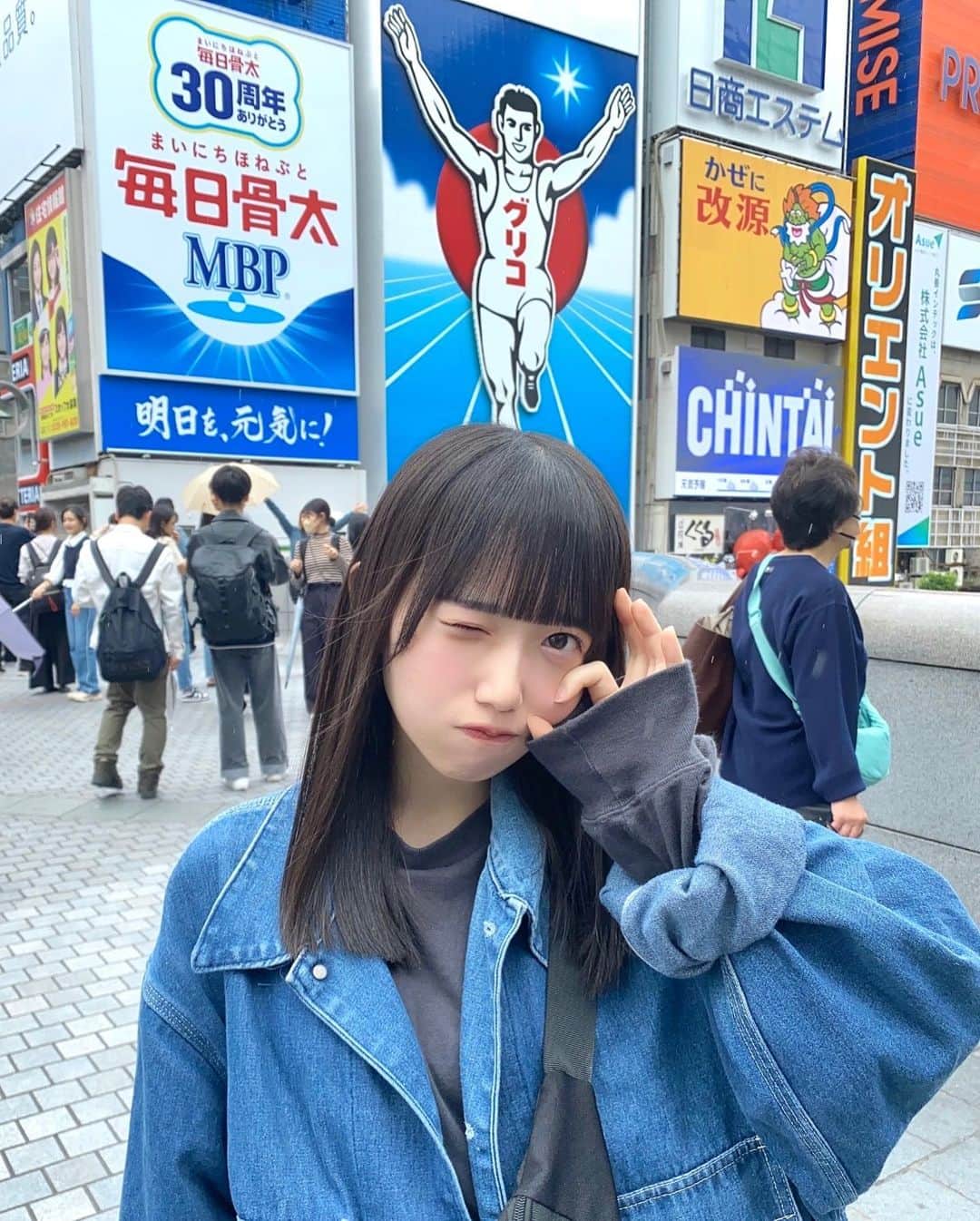 のインスタグラム：「たこ焼きポーズ👌  大阪二日間おおきに〜 再来週の27、28も大阪🐙 28はツアー初日🐙 大阪でも仲良くしてね🐙🐙🐙  #デニムジャケット #デニムコーデ #メンズライク #春コーデ」