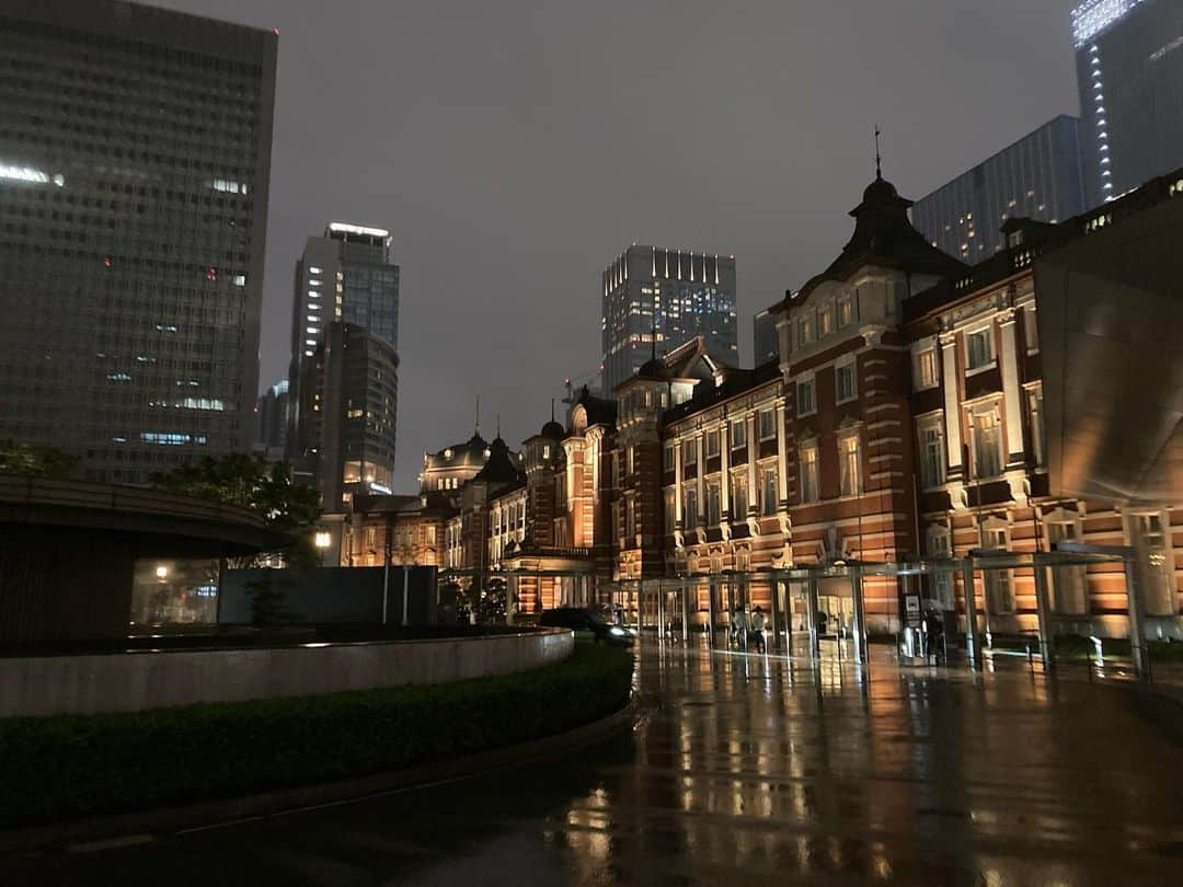 和田政宗のインスタグラム：「雨の東京駅☂️  土日は、東京⇄宮城、東京⇄福島で、様々な方からお話を伺ってまいりました。」