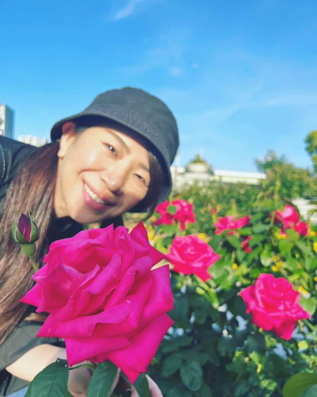 服部ひで子のインスタグラム：「自分の周りにいてくれる、私の好きな人たちを生んでくれたのは全て「お母さん」(*^-^*)  もう、全てのお母さんに「ありがとう」と伝えに行きたい気分だわッ(≧ω≦)🌹  すべてのお母様方、いつもお疲れさまです(*- -)(*_ _)ﾍﾟｺﾘ‼️‼️‼️  母の日期間限定で「お母さん」「母」「ママ」など、LINEでお母さん関連のワードを送受信すると背景が変わるのですが、  まりこ姉さんから送られてきた「マンマミーア」と言うメッセージにも反応してました😂‼️笑  「マンマ(母)」と言うイタリア語にまで反応したのか！？ ＡＩ凄い！！と思いきや、  韓国語の「オンマ」「オモニ」には反応しなかった、、、  試しに「マミーポコパンツ」と入れたら反応した！！！  おそらくこれは「マンマミーア」の間に入ってる「マミー」に反応したのかな😂⤴️笑  #母の日」