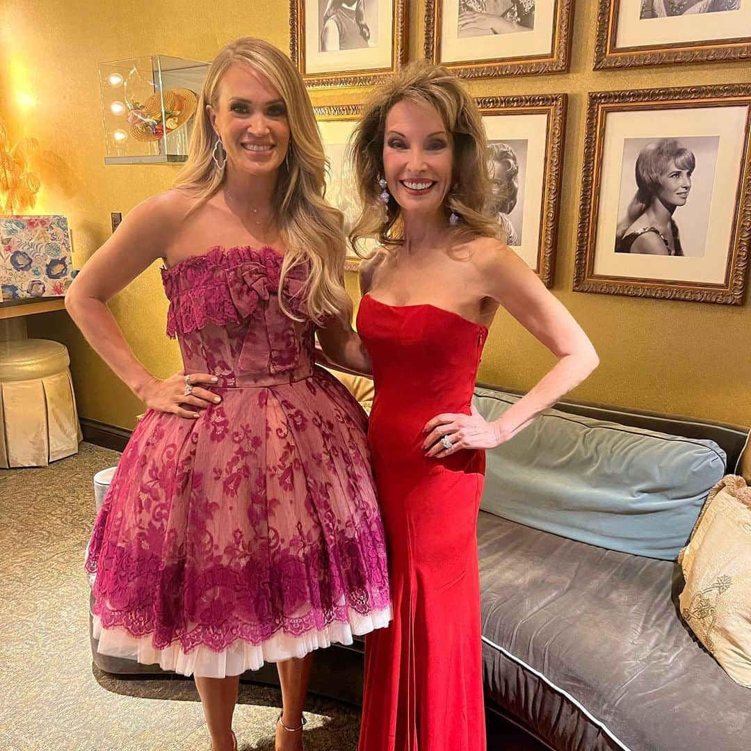 スーザン・ルッチのインスタグラム：「Last night in Nashville!!!I  I was so very happy to meet and share the stage at The Grand Ole Opry with spectacular Carrie  Underwood!!! What a powerhouse performer—and so beautiful inside and out.💖💖💖 So emotional to step on that illustrious stage—and receive the incredible warmth of the that packed Opry audience!!!❤️❤️❤️ #pinchmemoment @carrieunderwood @thegrandoleopry」