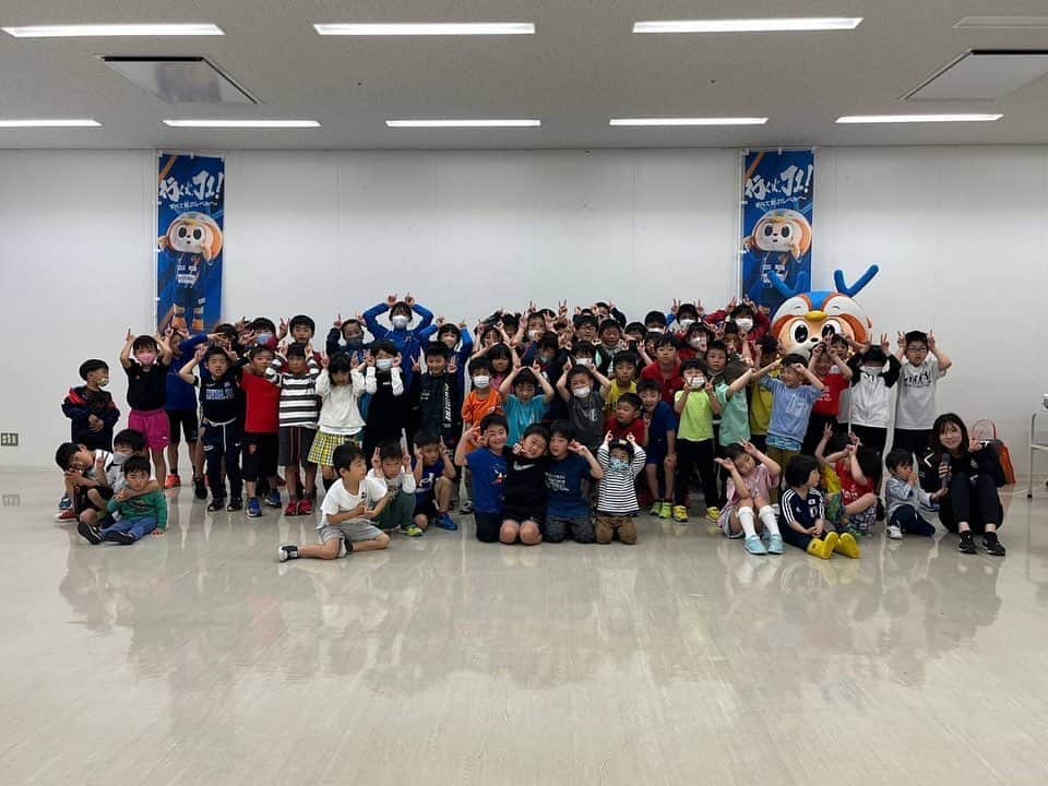 ヴィヴィくんさんのインスタグラム写真 - (ヴィヴィくんInstagram)「金沢せん、おうえんありがとうございました⚽✨  対馬のおともだちとのミニVドリームやクイズたいかいたのしかったなぁ🐥🎶 PVもみんなでてびょうしやフラッグでいっしょにおうえんできてうれしかったですっ📣  かいじょうのちかくにピアノがあっておたんじょうびのきょくとぼくのおうたをおさらい💡 とちゅうでわからなくなってたら、なぎちゃんがおしえてくれましたっ＼(^o^)／  なぎちゃん、ぜったいおんかんをもっているそうですっ😳💓すごいっ‼️  #vvaren #vファーレン #vファーレン長崎 #長崎 #ヴィヴィくん #対馬市 #長崎ヴェルカのみなさん、LUCAちゃん、おめでとうございます＼(^o^)／🏀✨」5月14日 20時52分 - vivikun_vvn
