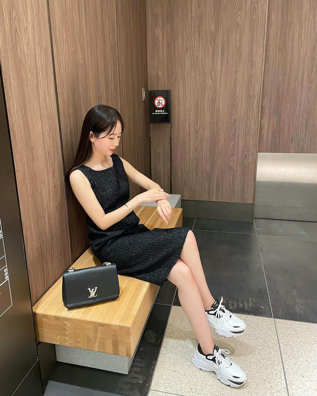 ハンナミさんのインスタグラム写真 - (ハンナミInstagram)「夏はtweed dressに スニーカー合わせたい気分 👟🖤  dress #eneu shoes #puma bag #louisvuitton」5月14日 20時54分 - han_nami_