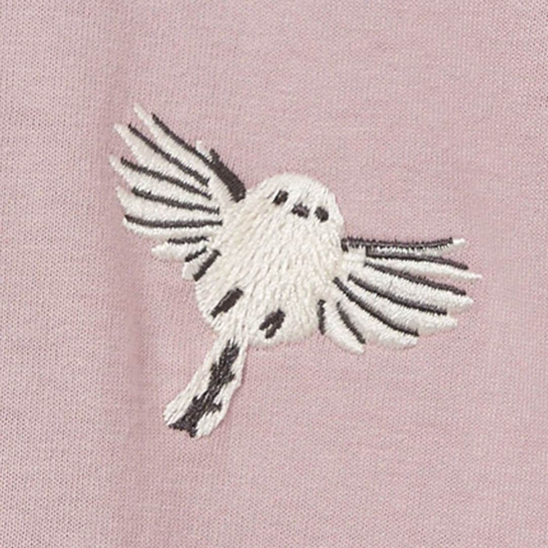 グラニフ graniphさんのインスタグラム写真 - (グラニフ graniphInstagram)「気になる商品は画像をタップ✔️  「雪の妖精」の愛称で親しまれる野鳥、ふわふわ丸々としたかわいらしい姿の「シマエナガ」が白い花柄に隠れたデザイン。  ＜商品について＞ ・裾に向かって広がるフレアシルエットが特徴の5分袖Tシャツ。 ・ドライタッチのざっくりした風合いの天竺を使用しています。 ・[刺繍加工] ---------------------------------------- ■生地の厚み：ふつう ■伸縮性：ややあり ■透け感：なし ■光沢感：なし ■洗濯：単独洗い ---------------------------------------- ▶︎ グラニフ [Graphic Life Store] @graniph_official  #グラニフ#graniph#グラフィック#グラフィックデザイン#graphic#graphicdesign#キャラクター#character#characterdesign#characterart#coordinate#art#illustration#Tシャツ#Tシャツコーデ#シマエナガ」5月14日 21時03分 - graniph_official