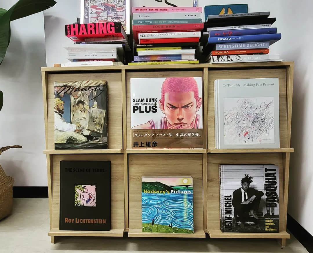 パク・ギウンのインスタグラム：「#manet#twombly#lichtenstein#hockney#basquiat and #inouetakehiko   #mystudio#내인생의친구#slamdunk」