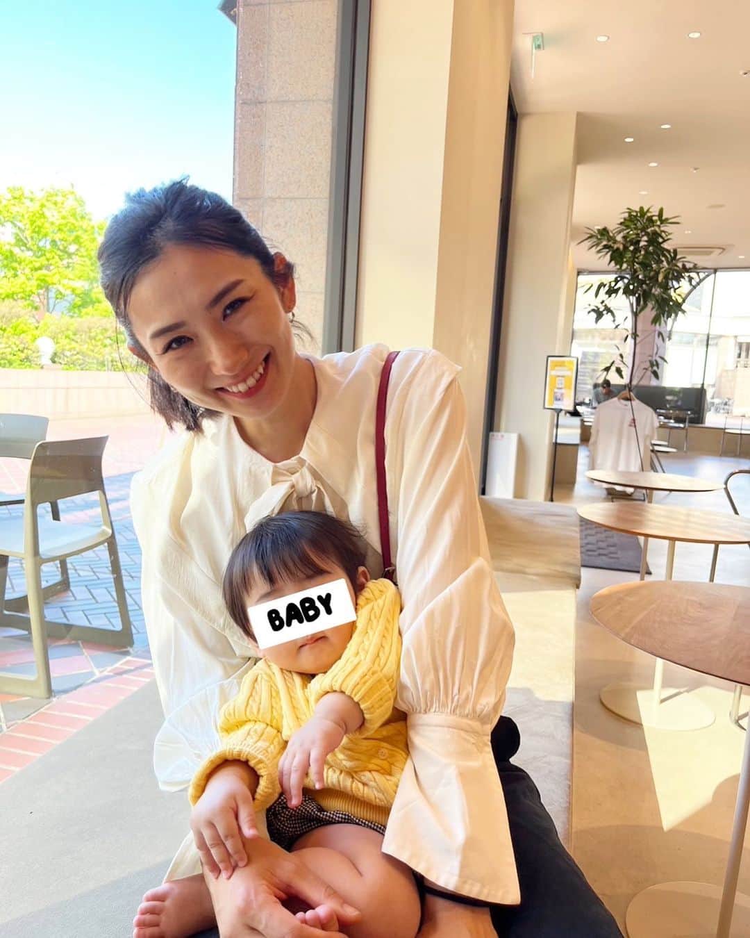 矢原里夏のインスタグラム：「💐Happy Mother's day!! This is the first Mother's Day that I have celebrated since becoming a mother.  母になって初めて迎える母の日。ちょっと前からドキドキしてワクワクして、自分にカーネーションを買おう！って考えてたのに、結局買い忘れました笑 （そのせいで現在、我が家に珍しく花がありません笑）  子育てがこんなに楽しい事だと知らなかったし、毎日が、1日たりともBAD dayなんかなくなって、幸せに満ち溢れています。 どんな瞬間も、目が覚める時も、夜眠りにベッドに行くのすらも、日中ずっと一緒にいてもいまだに毎回👶🏻に会えるのが楽しみ。  これからきっとたくさん大変な事あると思うし、 もうすぐイヤイヤ期も入っていくんだろうけど、 とにかく今はこの幸せな毎日に浸っていたいです☺️  世の母達にリスペクト☺︎ Happy Mother's day!! #mothersday #母の日」