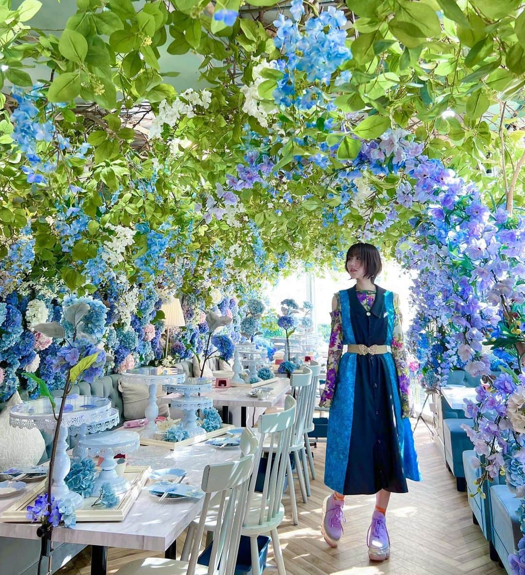 神成藍子のインスタグラム：「紫陽花のアフヌンに合わせて紫陽花ワンピ作ってみた🥰💜以前作ったトップスとも相性バッチリ🥹💕左右で微妙に青色が違うのとシルエットが綺麗なのがポイント😙 ベルト無しでも前を開けてジレとしてでも着れるスリーウェイ😚💖  #ハンドメイド服 #ハンドメイド大人服 #個性派ファッション  #個性派コーデ  #服作り #洋裁 #洋裁好きさんと繋がりたい #ハンドメイドワンピース #ハンドメイド #handmadecloset #DIY」