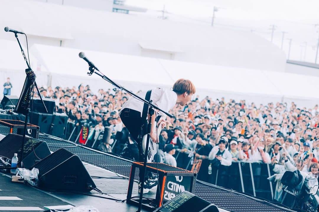 GENさんのインスタグラム写真 - (GENInstagram)「☺︎ 2023.05.14 海とのふれあい広場『METROCK 2023』 生憎の雨でしたが、みんなの愛にくるまれました。みんなの熱量に助けられて引っ張られた日。今日は普段のライブ現場じゃ会わないような、色んな友達にたくさん会えて嬉しかったなあ。僕らの前に出てたGENERATIONSが、僕の大好きなtogether(EXILE)をやっててブチアガリ。ついサウンドチェックで歌ってしまいました。GENERATIONSは数人仲良くしてもらってる友達がいるんだけど、プライベートの超オフモードでしか会ったことないから、ステージ上で輝きを放ちまくりの状態を観て感動。ライブ後に上裸で現れたみんなが身体バキバキすぎて世紀末(199X年)かと思ったよ。玲於があんな胸筋してたなんて、、とオスとして圧倒的敗北感を感じた日。 photo by @junpeihiyoshi」5月14日 20時57分 - 04genls