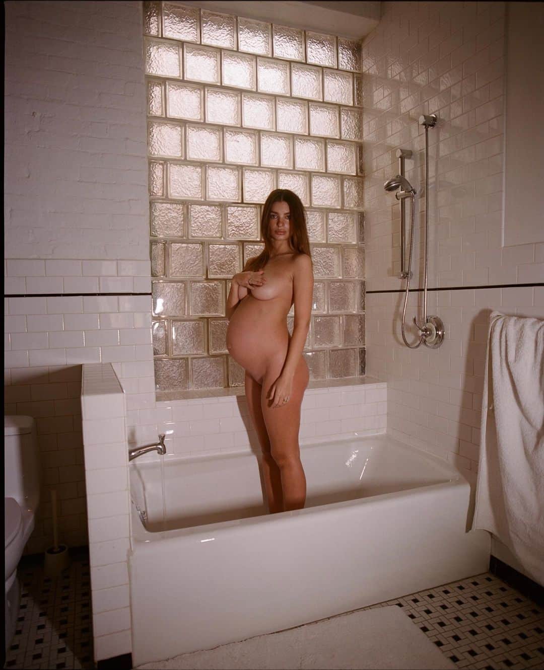 エミリー・ラタコウスキーのインスタグラム：「these pics are from right before my identity and life changed forever.   Being a mama means doing a lot of quiet, hard work that often no one witnesses. I’m proud of all you mamas—your love and dedication might just be the most beautiful thing in this world.」