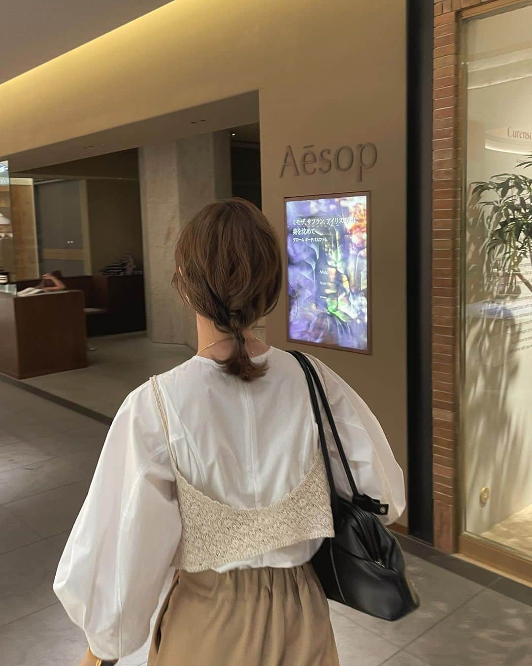 蓮音さんのインスタグラム写真 - (蓮音Instagram)「雨の日ヘアアレンジした日＾＾ 梅雨が来るの嫌すぎるな〜と思いながら、いろんなヘアアレンジを思いつくのでちょっと楽しい。🤞🏻🤍 ツイン三つ編みしてから、ローポニーにしたよん ㅤㅤㅤㅤㅤㅤㅤㅤㅤㅤㅤㅤㅤ tops @matured_official  pants @mecherie__  bag @tomorrowland_jp  shoes @mecherie__   bustierは @eaphi__official  AWのカムスです、すでに超お気に入りっ ㅤㅤㅤㅤㅤㅤㅤㅤㅤㅤㅤㅤㅤ #台風女です」5月14日 20時57分 - 09hasu