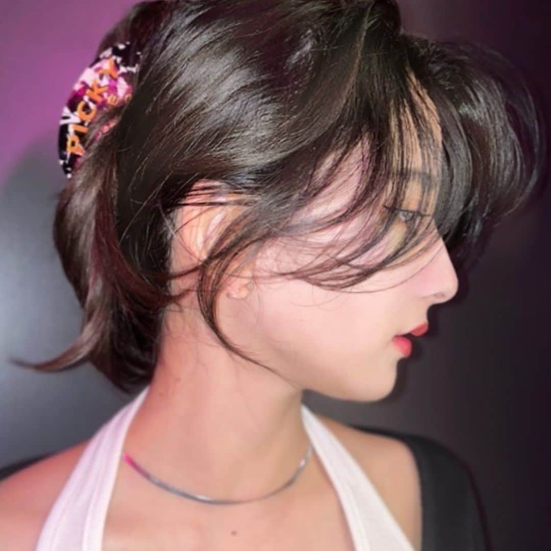 原涼香のインスタグラム：「大事なお顔まわり❤️ テキトーにくくってもいい感じ😽✨ 是非お任せください❤️ ㅤㅤㅤㅤㅤㅤㅤㅤㅤㅤㅤㅤㅤ ㅤㅤㅤㅤㅤㅤㅤㅤㅤㅤㅤㅤㅤ  #SHIMA #韓国ヘア#韓国スタイル#海外ヘア#レイヤーカット#ワンホンヘア#ハイトーン#暗髪#ベージュカラー#ラベンダーカラー#グレージュカラー#オリーブカラー#透明感カラー#トリートメント#銀座美容院#銀座美容室#美容師#시스루뱅#레이어드컷」