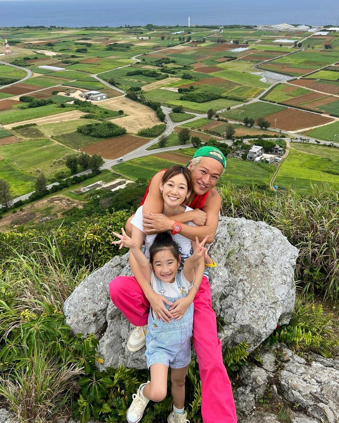 照屋 健太郎さんのインスタグラム写真 - (照屋 健太郎Instagram)「Happy Mother's Day 🌺  週末2日間、友達とみんなで伊江島 ⛴️ 🌊🌊🌊🌊🌊🌊 とっても楽しかったです！ 友達に感謝🤝いつもありがとう😊🙌  写真は #伊江島タッチュー 山頂です⛰️ みんなでたくさんの自然を満喫して 幸せな時間でした😊🌳🐞🪲💭  沖縄って素晴らしい‼️  #happymothersday #mothersday #okinawa #iejima #iejimaisland #powerspot #family #love #沖縄 #伊江島 #自然 #家族 #日夕佳 #娘 #小学2年生 #7歳 #母の日 #沖縄離島 #沖縄過ごし方 #沖縄家族旅行 #子連れ沖縄 #teruya旅」5月14日 20時58分 - libertyforce_teruya