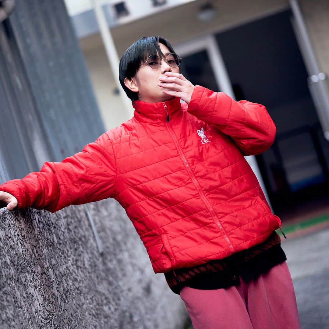 涼平さんのインスタグラム写真 - (涼平Instagram)「めちゃ赤い🔥 これ、古着屋で見つけたサッカークラブのグッズなんだけど普通に暖かい💮」5月14日 20時59分 - mm_peko