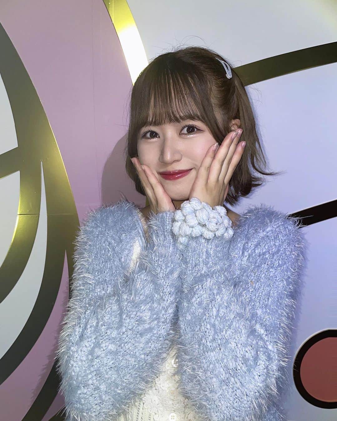 のインスタグラム：「ㅤㅤㅤㅤㅤㅤㅤㅤㅤㅤㅤㅤㅤ パジャマでドライブしたいけど、 昼間ですら運転するの怖いから夜なんてもっと無理だ🌉 これが現実🥱🚗  そしてこの写真は奇跡の鎖骨が出てます🦴 骨ストなので鎖骨出にくいけどこれは見える！！！レア！！」