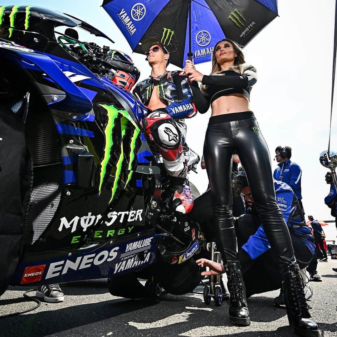 YamahaMotoGPさんのインスタグラム写真 - (YamahaMotoGPInstagram)「@fabioquartararo20 has the support of the crowds in Le Mans 💙🤍❤️  #MonsterYamaha | #MotoGP | #FrenchGP」5月14日 21時02分 - yamahamotogp