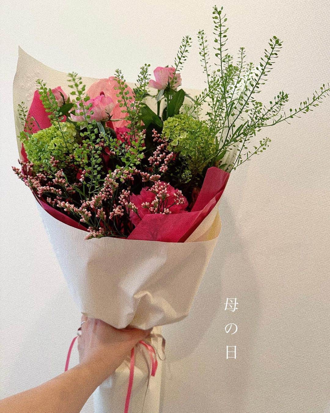 瀬戸サオリのインスタグラム：「母の日💐  パパが玄関で ママに渡しておいで！って 大きな花を抱えて ママありがとって言いながら…😭 渡してくれた☺️🩵  ケーキ持ってたパパ見て 息子にハッピーバースデーを歌われて🤣 誕生日だと思われてた🥹🩶すき。笑  いつも元気で笑ってくれて 楽しそうな姿を見てるだけで 母は十分幸せなのです👦🏻🤍  母にしてくれて こちらこそありがとう😌 パパもいつもありがとう🫶🏽  #母の日」