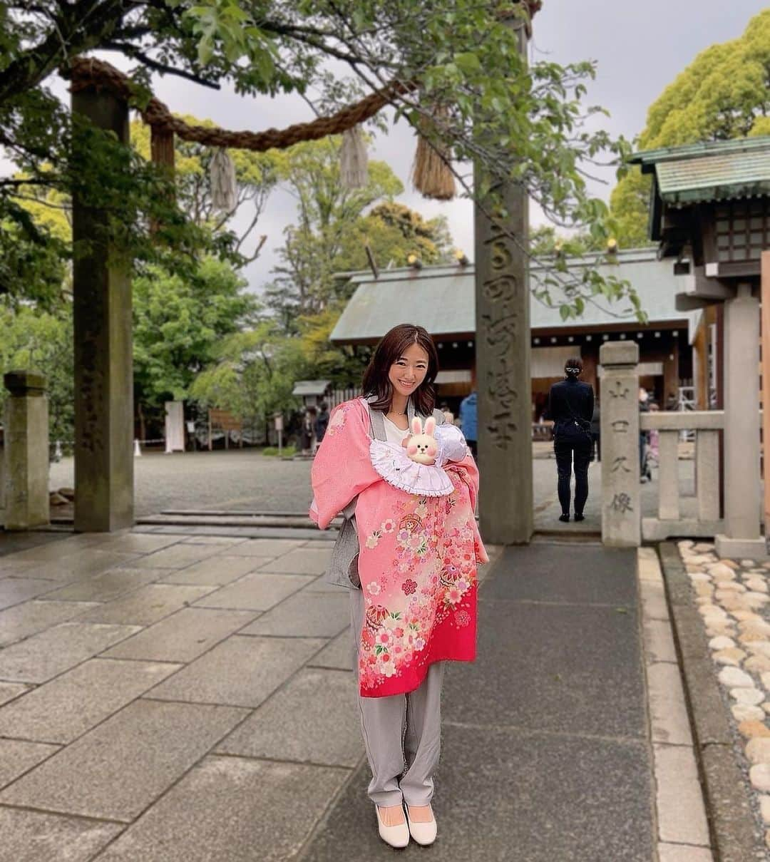 阿川麻美さんのインスタグラム写真 - (阿川麻美Instagram)「Happy Mothers Day🌹  娘も産まれて2人の母に🤱 私たちのところに産まれてきてくれてありがとう💓  毎年母の日は必ず出かけていたんだけど 今年は結婚してから初めて出かけずにお家で過ごしたよ🌸  パパと息子が母の日だからと2人でご飯作ってくれたり、 至れり尽くせりな日🤭  食後のデザートも💕 @hanikam_fukuoka  で人気のカシューチョコ🍫  大粒のカシューナッツがビターチョコでコーティングされててめちゃくちゃ美味しい💓 こんな日のおやつにピッタリ❤️  PR @hanikam_fukuoka #贈答用 #hanikamchocolatea #チョコレート専門店 #ギフトにぴったり #お取り寄せチョコレート #母の日#母の日プレゼント #母の日製作#ハニカムショコラッティー」5月14日 21時02分 - asamichi922