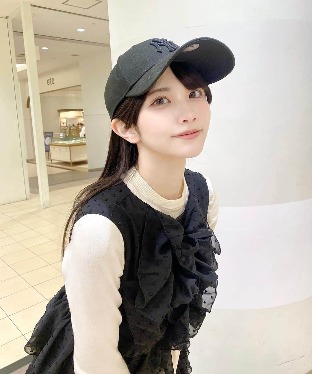 茄子はるのインスタグラム：「・ 最近の私服ちゃんと 美容を…💘  お洋服タグ付けしてあるので是非みてねー👶🏻🫶🏻  相変わらず黒多めですそして休日メイクは色素薄め意識してますどうかなぁ…🖤  先日、朝からだいすきなエラーズハイフを♡毎月欠かさず通ってます本当にオススメ、、  ・ #エラーズハイフ #フレンチガーリー #美容医療  #bibiy_girl  #japanesegirl  #makeup」