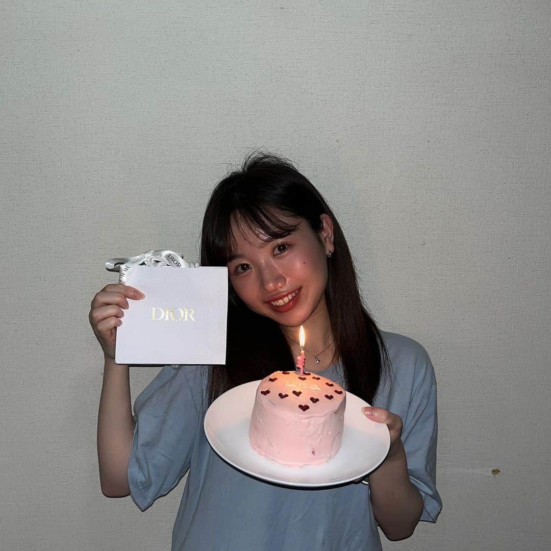 のインスタグラム：「誕生日は3月14日。  だけどこんなんもういつ祝われても嬉しいんですよ🤭💕  #birthday #surprise #02」