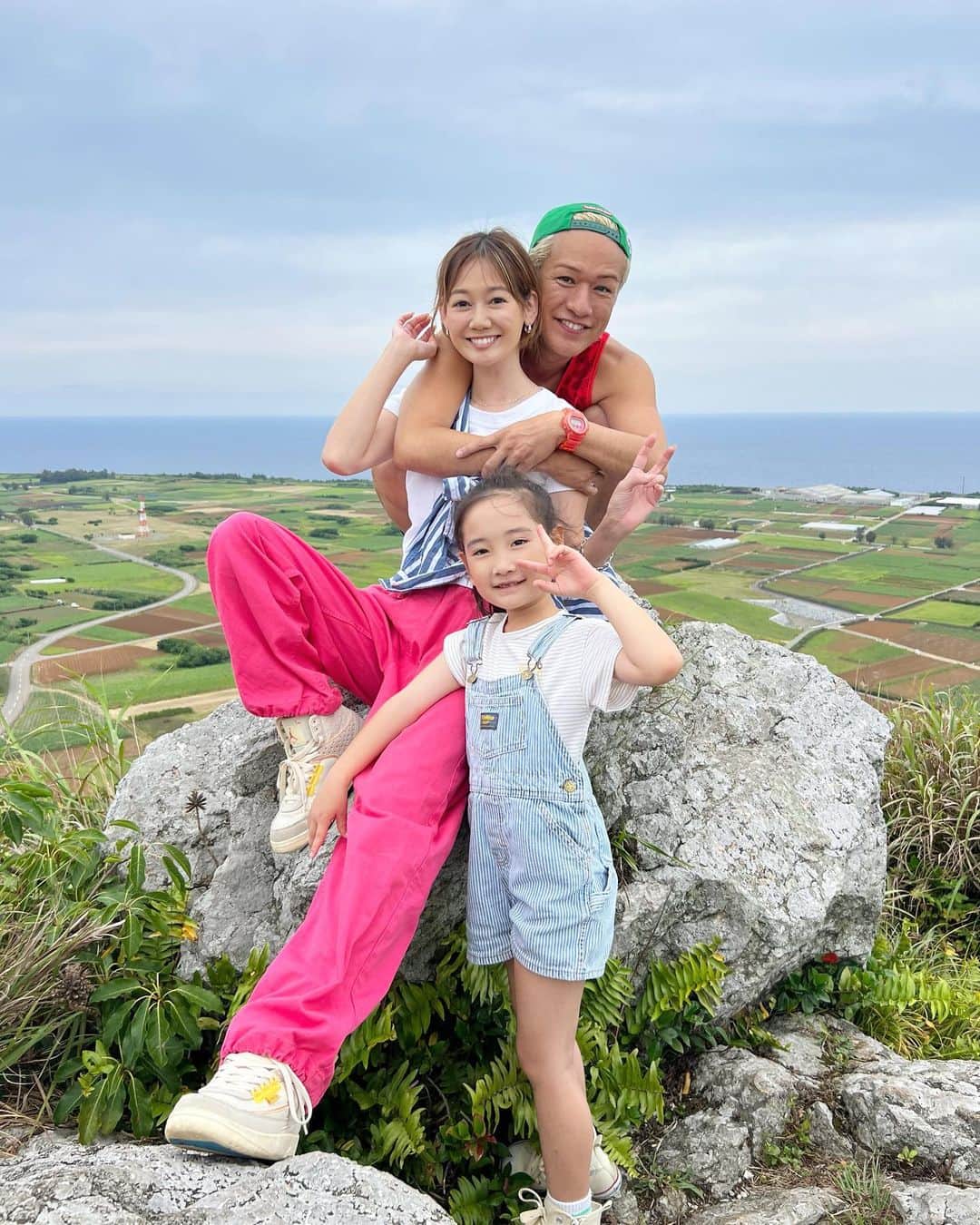 清水わかこのインスタグラム：「伊江島旅🛳  山登りに BBQ、花火、洞窟に、 1000種類以上のハイビスカス園 どれもとっても楽しかった！！🥰🙏 そして、こーえーくんお誕生日おめでとう🎂🎊いつもありがとう😊✨  母の日の最高の思い出にもなりました🥰 #伊江島 #母の日 #沖縄 #teruya旅」