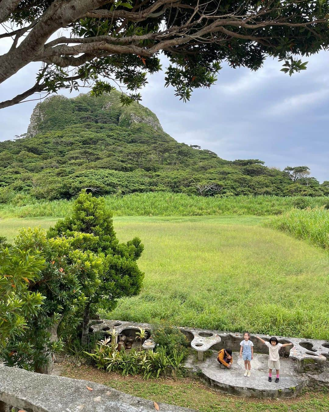 清水わかこさんのインスタグラム写真 - (清水わかこInstagram)「伊江島旅🛳  山登りに BBQ、花火、洞窟に、 1000種類以上のハイビスカス園 どれもとっても楽しかった！！🥰🙏 そして、こーえーくんお誕生日おめでとう🎂🎊いつもありがとう😊✨  母の日の最高の思い出にもなりました🥰 #伊江島 #母の日 #沖縄 #teruya旅」5月14日 21時05分 - wakacham_