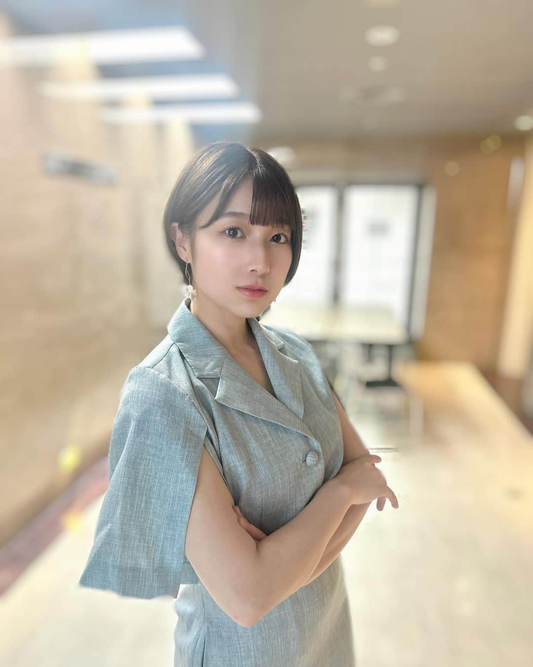 安部若菜のインスタグラム：「最近、自分のもっと大人になった頃が楽しみになってきました🪻♡  #ショート#ショートヘア#dazzlin#セットアップ#お姉さん#夏コーデ」