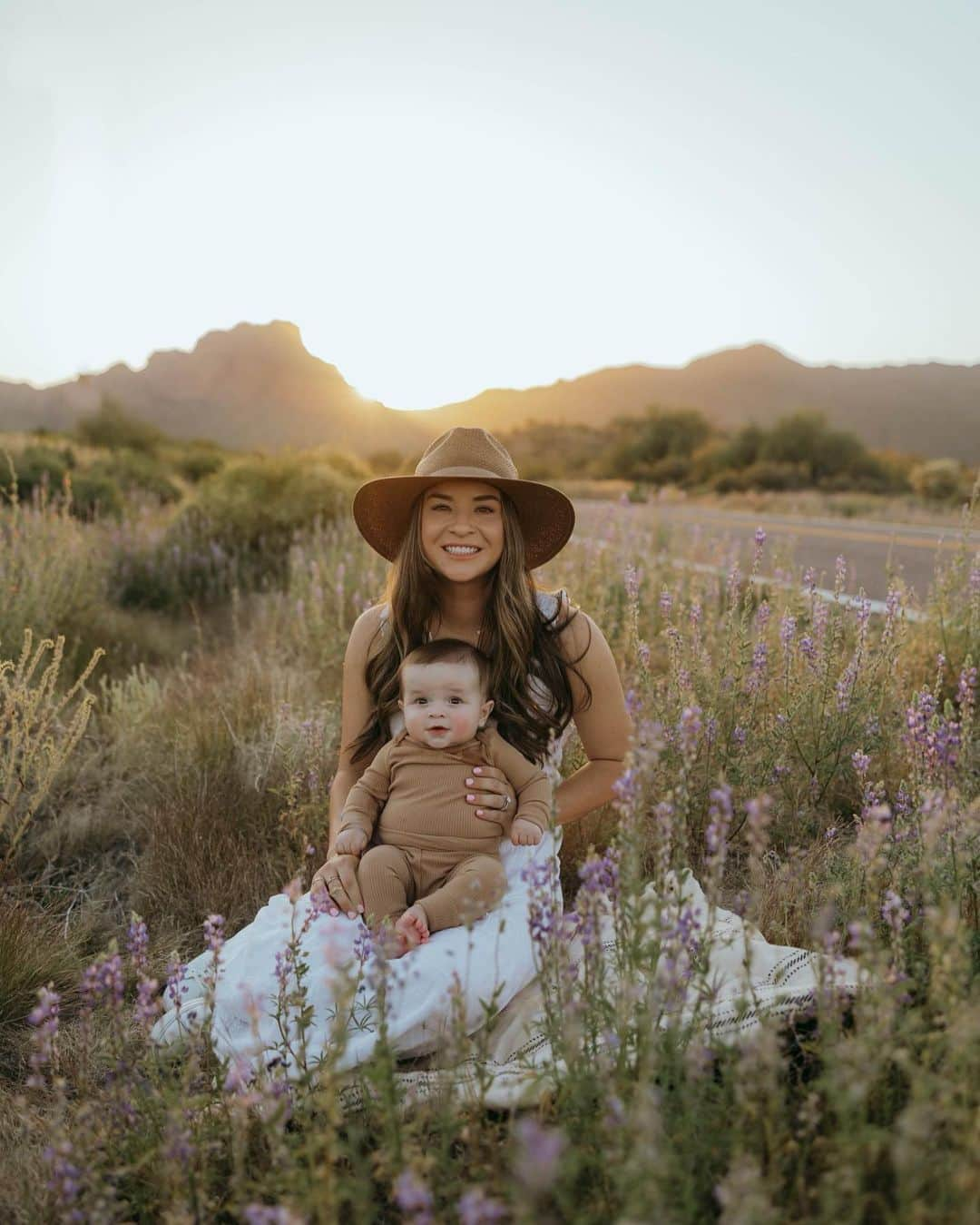 マックス・ホーマのインスタグラム：「Happy first Mother’s Day to the strongest, most loving person I could imagine! U impress me every day. If Cam could talk I think he’d ask for some food, but right after that he’d say how lucky he is to have such an amazing woman he gets to call Mom. Thank u so much for bringing this little man into the world. He makes every day brighter and I love u both so much. I’m proud of u @lacehoma 💙」