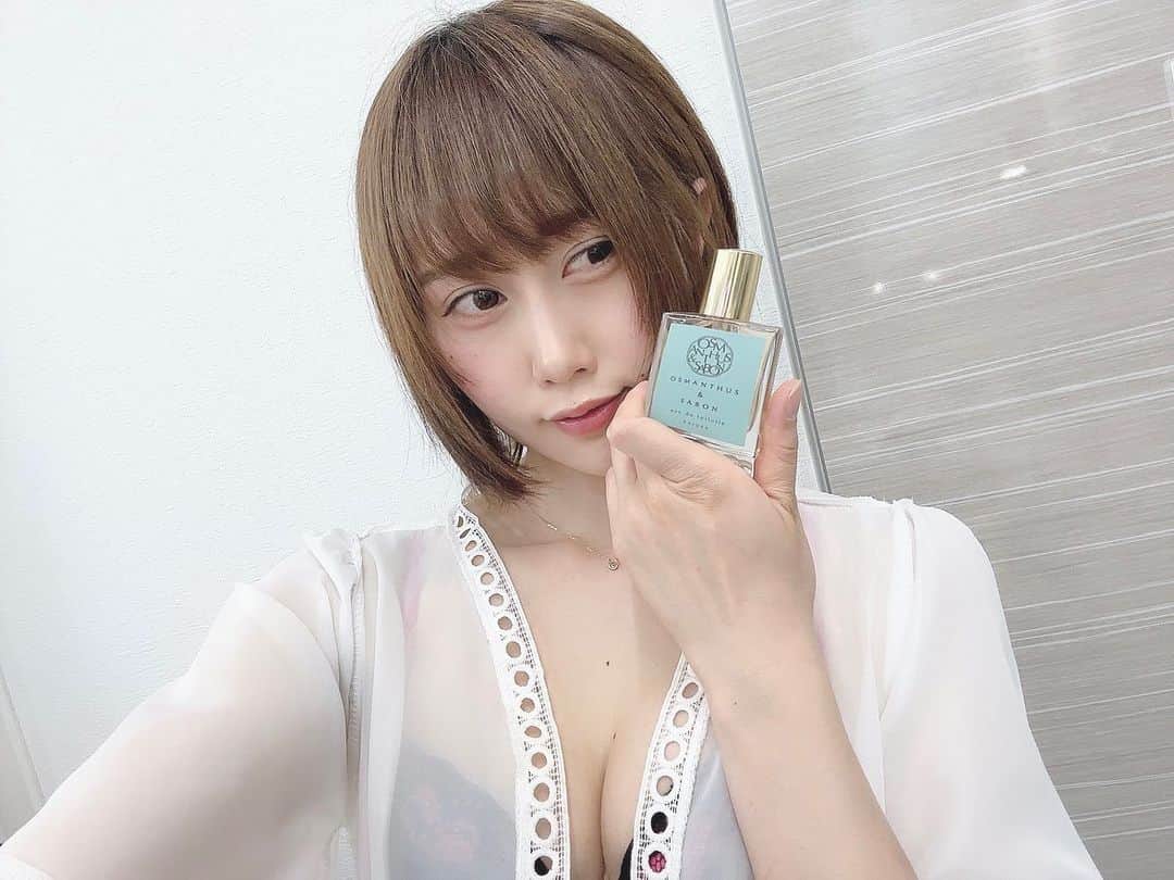 釘町みやびのインスタグラム：「🫧 ͛.*  久しぶりに香水変えました！  男性にも女性にも大人気な 金木犀のオードトワレ…♡♡  ほんのり甘くて爽やかな金木犀。 街で香るとどこからだろ？ってつい匂い追っちゃうよね！  私からです☺️って言えちゃう！笑  そんなくらい良き香りです👏🏻💕  ．  使いやすいスプレータイプなので 普段使い慣れてない方もシュッ！てするだけ✨ キツくないのでビジネスでも使用できそうです！  瓶のサイズも持ち運びに便利◎ しかもオシャレな高見えパッケージなので これは贈り物でも喜ばれるだろうな〜！  ZAIDEA　MADE IN JAPAN キンモクセイ香水 ユニセックス ぜひご体感ください☺️  ． ．  PR @okawaseizai  #香水  #香水好き  #香水好きな人と繋がりたい  #金木犀  #サボン  #オードトワレ  #ユニセックス  #zaidea  #大人女子  #モデル  #ショート女子  #perfume  #sabon  #model  #kinmokusei」