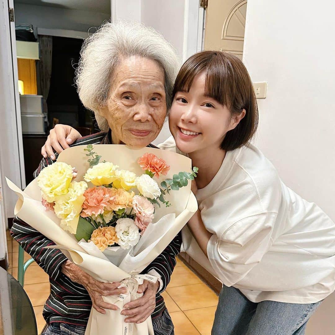 リー・ジャーインのインスタグラム：「快樂的日子❤️今晚9點YouTube上新片✨富士山花火祭✨在Mt. Fuji下看絕美煙火！」