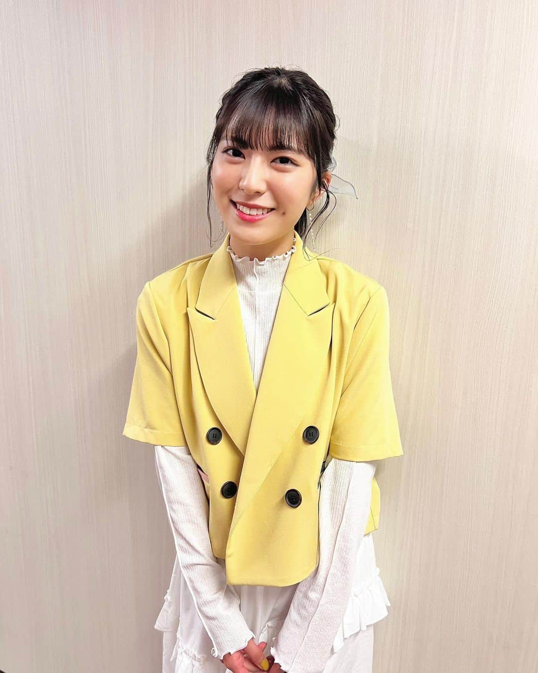 三田美吹のインスタグラム：「.  #オールスター合唱バトル  #z世代チーム   素敵なお衣装と…💛  jacket／@rrr_tokyo tops／@retrogirl_official skirt／@alleybywcloset earring／@phobe_official shoes&ribbon／@emsexcite」