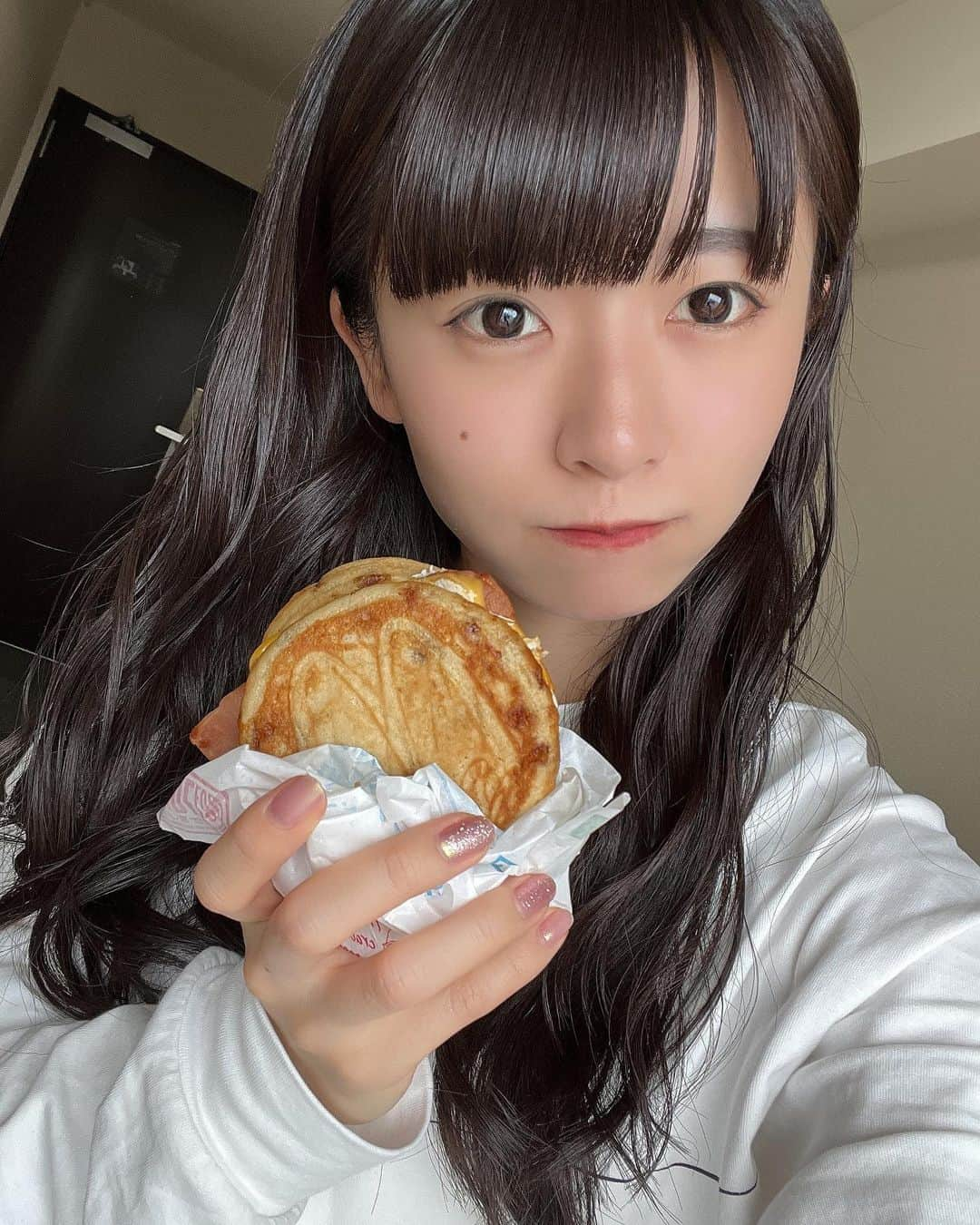 橋本美桜さんのインスタグラム写真 - (橋本美桜Instagram)「急に時間ができたので出前館呼んで朝マックをキメた大阪2日目の朝    ⁡ ⁡ #アイドル #IDOL #偶像 #パッツン前髪 #ロングヘア  #黒髪 #黒髪ロング #巻き髪  #ナチュラルメイク #自撮り #私服 #大阪 #朝マック #ootd」5月14日 21時09分 - mio_ebichan