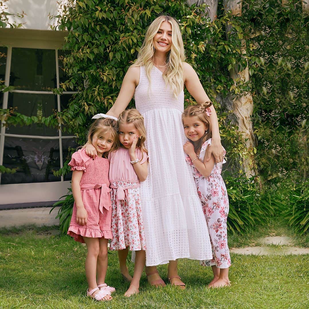 SHEINさんのインスタグラム写真 - (SHEINInstagram)「Summer is in full bloom with the #SHEINxMadison collection! From floral dresses to romantic blouses, we're feeling all the garden vibes. 🌸   Search SHEINxMadison on shein.com to shop the whole collection  #MothersDay #summerBloom #FloralDresses #RomanticStyle」5月14日 21時35分 - sheinofficial