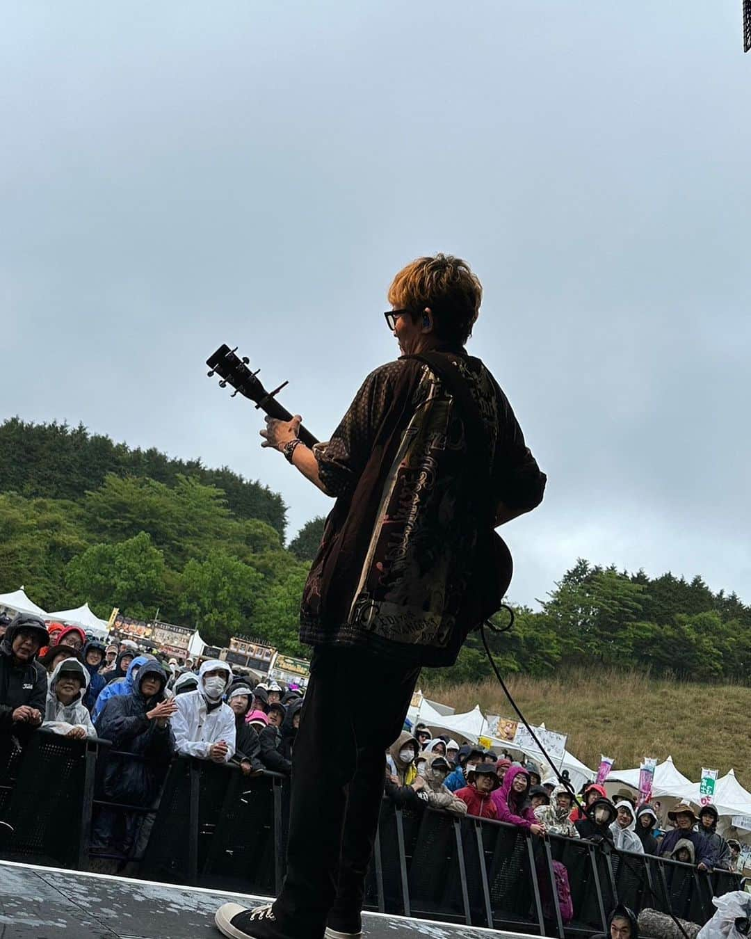 スガシカオさんのインスタグラム写真 - (スガシカオInstagram)「FUJI&SUN 23、目の前には富士山も太陽も広がってはなかったけど、めちゃくちゃ熱いステージができた！  お客さんみんな、本当に音楽LOVEなヴァイブスで、寒くて手がかじかんだり道はドロドロだったけどステージはガンガンにアガりまくりました。 応援に来てくれたみんなも、小雨の中、たくさん手を振ってくれてありがとう！！  いやー、それにしてもFuyuとのセッションはアコギ版ホワイトストライプスだわ！全く新しいスタイルを確立した手応えあり！あいつのドラムは本当に熱い！体があったまる！  FUJI&SUN 23は、WOWOWで放送されますのでお楽しみに！！  #jj_musicislife #instamusician #instapop #instarock #IGersJP #instamusic #music #rock #guitar #japan #弾き語り #jpop #live #gig #band #邦ロック #instamusic #アコギ #songwriting」5月14日 21時11分 - suga_shikao