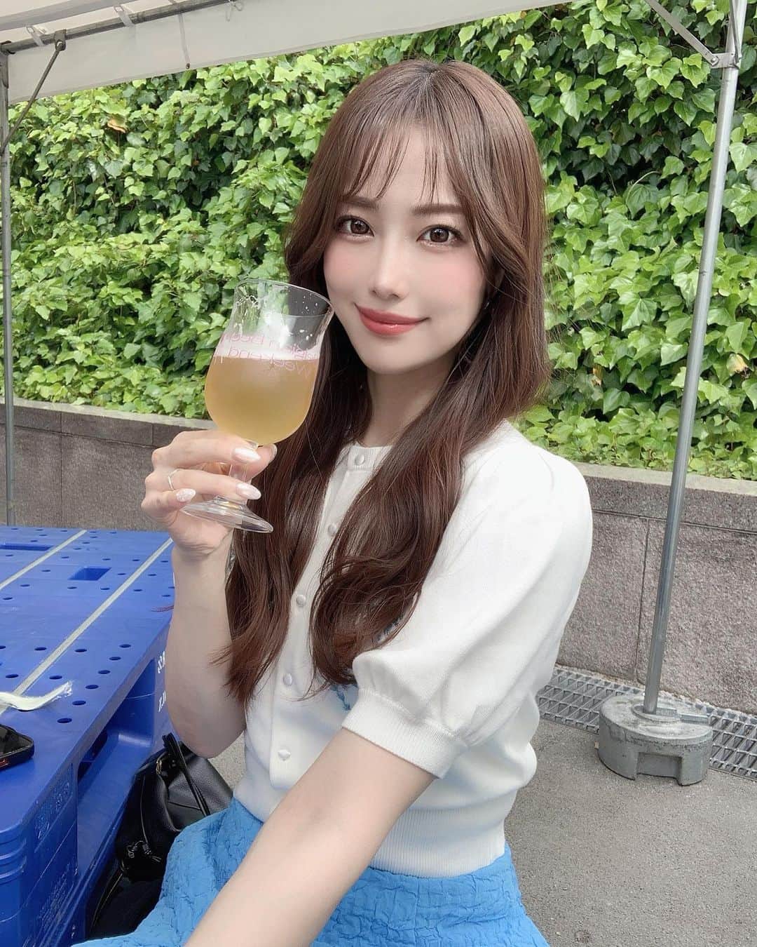 鈴木 あやのインスタグラム：「. Belgian Beer Weekend🍺🩵  に 行った日☝🏻🫧  実はビールは苦手で 普段は飲まないんだけど...🫨  フルーツビールのピーチ🍑が 想像以上に美味しすぎた😳💗  昼飲み🍻最高でした🫶🏻  #コーデ #code #coordinate #ootd #セルカ #selca #shooting #ootd #fashion #fashiongram #fashionista #fashionblogger #today #todayscode #hair #hairstyle #haircolor」