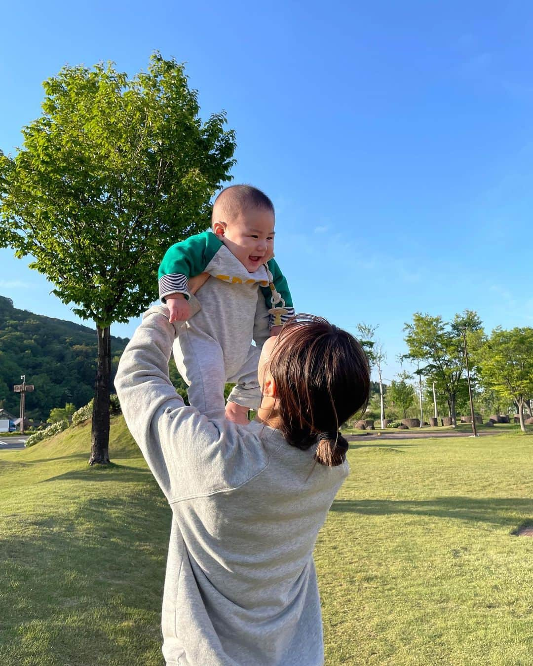 神田希未菜さんのインスタグラム写真 - (神田希未菜Instagram)「. 載せてなかった色々👨‍👩‍👦🍃🍓🍼 ずっとやりたかった家族で @carhartt お揃い♡ 個人的には最後のいちご初対面の なんやコレ？！なおてるの顔が好き🤣♡  #5ヶ月ベビー #男の子ママ」5月14日 21時22分 - ___kimi3___