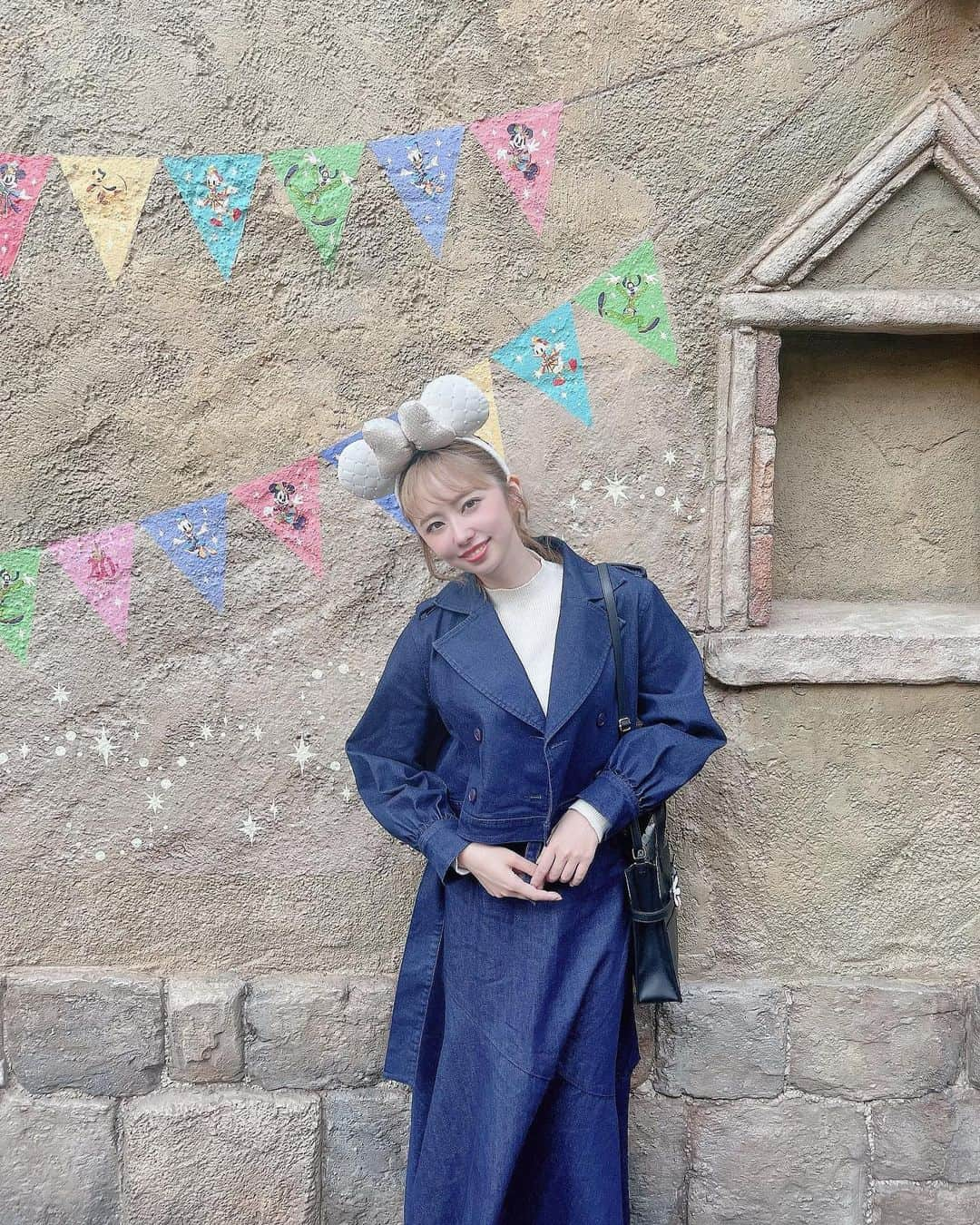 岡田彩花のインスタグラム：「⭐︎ ⭐︎ ⭐︎  ディズニーシー最高🐭❤️  #ディズニーシー #ディズニーリゾート40周年 #ディズニーコーデ」