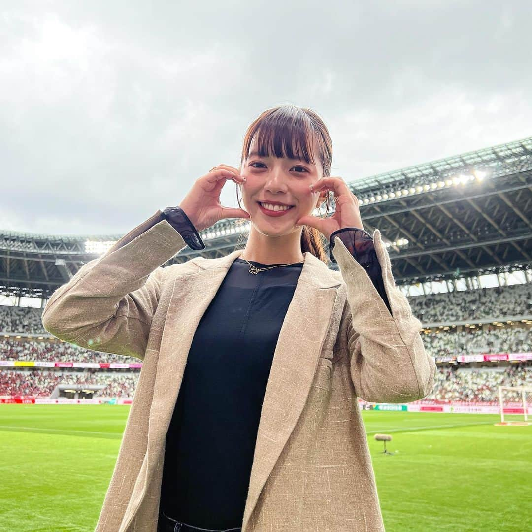 三谷紬さんのインスタグラム写真 - (三谷紬Instagram)「♡⚽️ 今日も今日とて 国立競技場に行ってきました。 30周年記念スペシャルマッチ❣️ #鹿島アントラーズ vs#名古屋グランパス 両チームのサポーターの皆さんが作る雰囲気が とてつもなく良く、 これだ！これ！これ！Ｊリーグ‼︎と思いました😊 気迫が伝わる両チーム選手の皆さんのプレーも相まって 間違いなく日本で一番熱い場所でした！❤️‍🔥 30周年を迎えてもなお熱く戦っているこのJリーグを これからもずっと応援し、 この先の発展もお伝えできるように尽力したいと 強く感じました‼︎ * #国立競技場#nationalstadium#鹿島#アントラーズ#名古屋#グランパス#30th#30周年#jリーグ#jleague#j#league#soccer#football#サッカー#jリーグ好きな人と繋がりたい#取材#ラブjリーグ#テレビ朝日#アナウンサー#三谷紬」5月14日 21時21分 - mitani_tsumugi