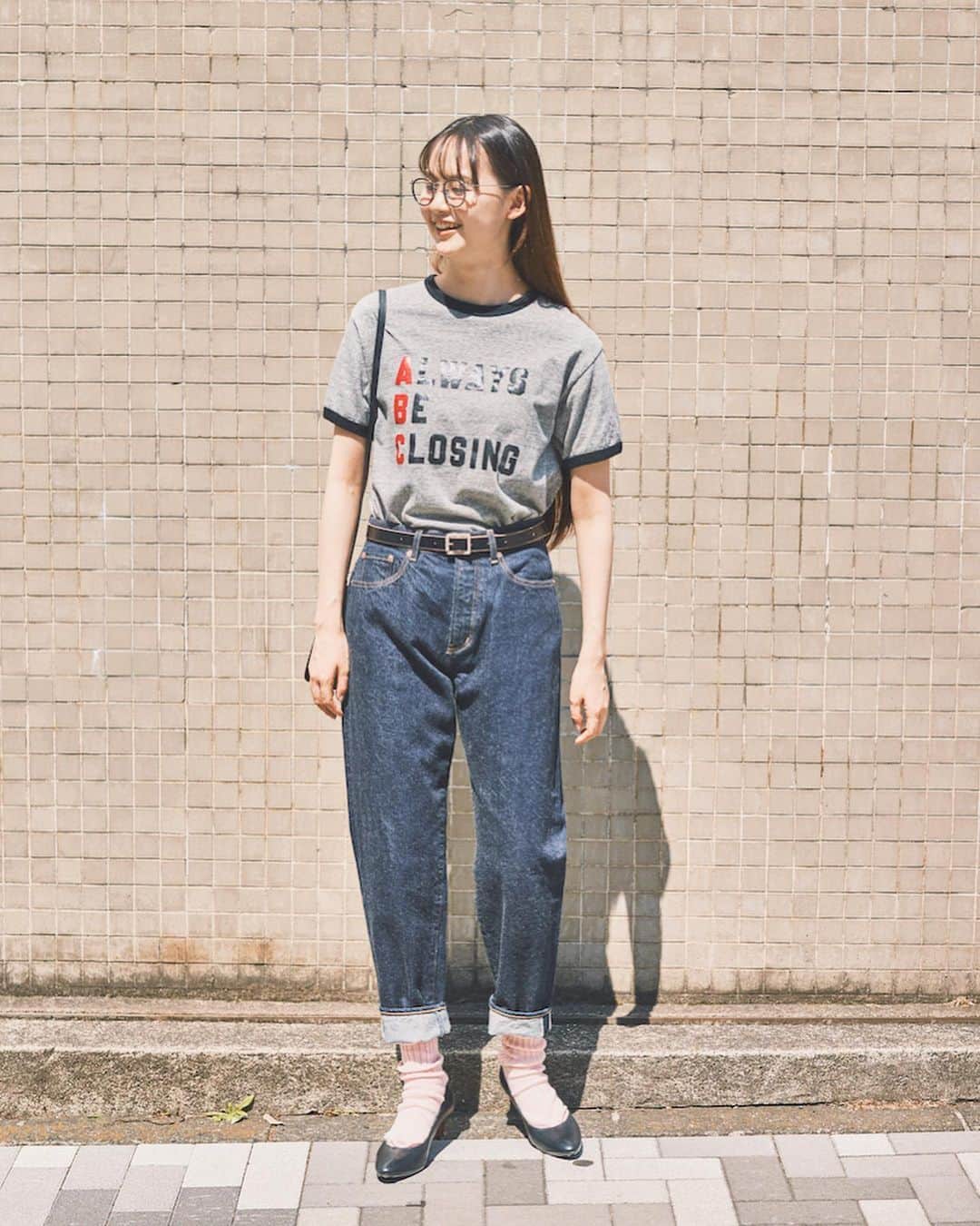 FUDGEのインスタグラム：「This month’s feature is… FUDGE vol.239（2023年6月号）P.080〜 特集「Tシャツとポロシャツと、わたし。そして、アリーサマー。」  『FUDGE』本誌と一緒に見たらもっと楽しく、もっといつものコーディネートが素敵になる、新しい企画がFUDGE.jpでスタート！  Tシャツとポロシャツと過ごす、夏がやってくる！今年は素敵なデザインがいっぱいでワクワクが止まらない！FUDGE本誌の特集とリンクして今回は、FUDGE FRIENDのうさみ（ @usami_fudge ）が、Tシャツとポロシャツを主役にした着こなしに挑戦！  ‣ ‣ ‣「プリントTシャツ」の日(No.001) 今年こそトライしたい、リンガーTシャツ。ネックラインと袖口にラインを効かせた、ロゴがインパクトある一着。コーディネート次第では、カジュアルになってしまうが、ここはあえて上品に着こなしてみよう。まずはTシャツにデニムをINして、ベルトでキュッと締める。靴下にほんのりカラーを入れてアクセント。黒のパンプスの足元で、リンガーTシャツをレディに着こなそう。  ‣ ‣ ‣「カラーTシャツ」の日(No.002) カラーTシャツは差し込む色によって印象はさまざま。爽やかに着こなしたいなら、水色Tシャツを選ぼう。一枚で完結するよりも大人なムードになる、同系色のストライプシャツを肩に掛けて、着こなしをアレンジ。爽やかな水色と相性の良い、グルカサンダルの足元でマリンテイストなコーディネートの出来上がり。今日の予定は、海までドライブに決まり。  ‣ ‣ ‣「ポロシャツ」の日(No.003) 今季はカラーのバリエーションが楽しいポロシャツがちらほら。中でも淡いグリーンが新鮮なピスタチオカラーに注目。思わず触りたくなるパイル地に、ゆったりめなメンズサイズで程よい抜け感を与えてくれる。あえてロング丈のタックスカートにINして、レディのポロシャツを着こなそう。キャップを被って、コーディネートに外しを加えて。  FUDGE FRIEND 個人公式アカウントもフォローしてね‼︎ riko @riko_fudge  ⁡田中真里奈 @marinatanaka_fudge  ⁡うさみ @usami_fudge  ⁡ako @akochiii_1_fudge  ⁡UMI @umi_fudge  ⁡大島花菜 @hanaoshima_fudge  ⁡鈴木楽々 @larara412_fudge   - - - - - - - - - - - - - - - 『FUDGE』2023年６月号の特集は『NEW PARIS GUIDE 旅行誌じゃ教えてくれない、とっておきのパリガイド』なにせ見所の多いパリの街。 全国の書店、コンビニ、webで人気販売中です！◎ ぜひ最新号をゲットして @fudge_magazine をタグ付けしてくださいね！  《FUDGEの他のアカウントも更新中》 ⌎men'sFUDGE @mensfudge ⌎snap @fudge_snap ⌎online store @fudge_online_store ⌎friend @fudge_friend ⌎coffee @fudge_coffee  #fudge #ファッジ #fudge_magazine #洋服好きな人と繋がりたい #服好き #おしゃれ女子 #おしゃれ好き #お洒落好き #お洒落女子 #シャツ #Tシャツ #靴 #くつ #ボトム #トップス #コーディネート #カジュアルコーデ」