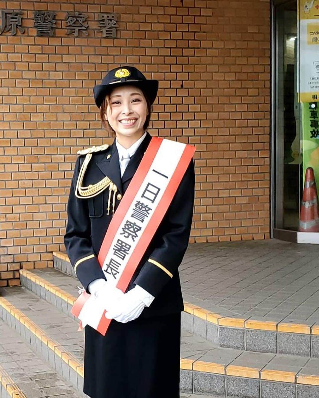 沙月愛奈さんのインスタグラム写真 - (沙月愛奈Instagram)「⁡ ⁡ 昨日、相模原警察署にて一日警察署長を務めさせていただきました。 ⁡ コロナ禍でなかなか開催が叶わず、沢山の方が心待ちにされていた若葉まつりの日に一日警察署長をさせていただけたことは、小さい頃より相模原で育った私にとりまして、とても光栄な事でした。 ⁡ 雨の中沢山の方がお集まりくださり、パレードの際は沿道から手を振ってくださって心から嬉しかったです✨ ⁡ さて今回の大きな目的である、春の全国交通安全運動ですが、私は普段車を運転します。その時に、一時停止で止まらない車や、危ない自転車の乗り方をされている方がいて怖いなと思う時があります。特に車と自転車では最近悲しい事故を耳にすることがあり、未来ある大切な子供の命が失われてしまうことはあってはならないと思うのです。 ⁡ 実際、自転車での事故件数はかなりの割合を締めているそうです。ドライバーが気をつけるのはもちろんですが、免許を持っていない方、お子様などはやはり危険予測をすることがなかなか難しいと思いますので、こういう機会にご家族でお話をしてドライバーと自転車、そして歩行者の方全ての方が共通のルールを認識できたら悲しい事故は少なくなると思います。 ⁡ そして少しでも「譲り合い」「思いやり」の意識、念には念を入れた「安全確認」が大切だと、昨日署長さんとお話して学びました。 ⁡ 長くなりますがあと1つ🚲 4月から自転車に乗る際のヘルメットの着用が努力義務化されました。転倒した際に頭は重いので、やはり地面に打ちつけてしまうことが1番の致命傷になるそうです。努力義務ではありますが、今どんどん素敵なデザインのヘルメットも出てきていますので、ぜひ自分の命を守るために着用を当たり前にしましょう！！ ⁡ 私も安全運転をより一層気をつけて参ります。 皆さまもぜひ一緒に交通安全について考えましょう👮🚓  #春の全国交通安全運動  #神奈川県  #相模原市 #若葉まつり #相模原警察署 #一日警察署長 #沙月愛奈  #事故を減らそう  #ヘルメットの着用を  #安全確認 #譲り合いの精神  #思いやりの心  #家族で話そう」5月14日 21時15分 - satsuki_aina_ayumi