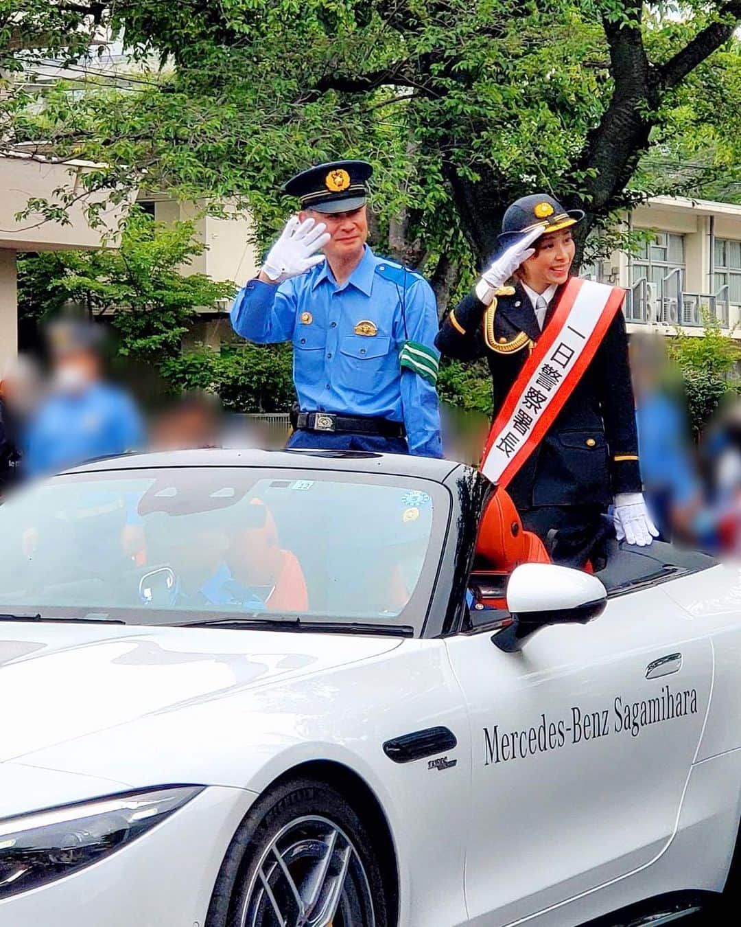 沙月愛奈さんのインスタグラム写真 - (沙月愛奈Instagram)「⁡ ⁡ 昨日、相模原警察署にて一日警察署長を務めさせていただきました。 ⁡ コロナ禍でなかなか開催が叶わず、沢山の方が心待ちにされていた若葉まつりの日に一日警察署長をさせていただけたことは、小さい頃より相模原で育った私にとりまして、とても光栄な事でした。 ⁡ 雨の中沢山の方がお集まりくださり、パレードの際は沿道から手を振ってくださって心から嬉しかったです✨ ⁡ さて今回の大きな目的である、春の全国交通安全運動ですが、私は普段車を運転します。その時に、一時停止で止まらない車や、危ない自転車の乗り方をされている方がいて怖いなと思う時があります。特に車と自転車では最近悲しい事故を耳にすることがあり、未来ある大切な子供の命が失われてしまうことはあってはならないと思うのです。 ⁡ 実際、自転車での事故件数はかなりの割合を締めているそうです。ドライバーが気をつけるのはもちろんですが、免許を持っていない方、お子様などはやはり危険予測をすることがなかなか難しいと思いますので、こういう機会にご家族でお話をしてドライバーと自転車、そして歩行者の方全ての方が共通のルールを認識できたら悲しい事故は少なくなると思います。 ⁡ そして少しでも「譲り合い」「思いやり」の意識、念には念を入れた「安全確認」が大切だと、昨日署長さんとお話して学びました。 ⁡ 長くなりますがあと1つ🚲 4月から自転車に乗る際のヘルメットの着用が努力義務化されました。転倒した際に頭は重いので、やはり地面に打ちつけてしまうことが1番の致命傷になるそうです。努力義務ではありますが、今どんどん素敵なデザインのヘルメットも出てきていますので、ぜひ自分の命を守るために着用を当たり前にしましょう！！ ⁡ 私も安全運転をより一層気をつけて参ります。 皆さまもぜひ一緒に交通安全について考えましょう👮🚓  #春の全国交通安全運動  #神奈川県  #相模原市 #若葉まつり #相模原警察署 #一日警察署長 #沙月愛奈  #事故を減らそう  #ヘルメットの着用を  #安全確認 #譲り合いの精神  #思いやりの心  #家族で話そう」5月14日 21時15分 - satsuki_aina_ayumi