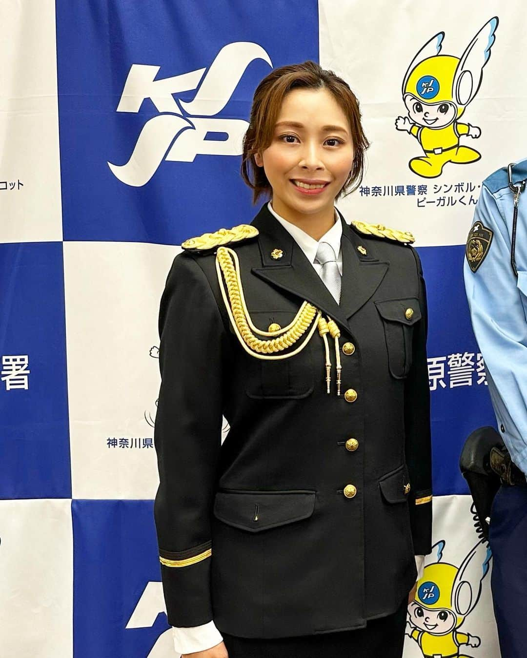 沙月愛奈さんのインスタグラム写真 - (沙月愛奈Instagram)「⁡ ⁡ 昨日、相模原警察署にて一日警察署長を務めさせていただきました。 ⁡ コロナ禍でなかなか開催が叶わず、沢山の方が心待ちにされていた若葉まつりの日に一日警察署長をさせていただけたことは、小さい頃より相模原で育った私にとりまして、とても光栄な事でした。 ⁡ 雨の中沢山の方がお集まりくださり、パレードの際は沿道から手を振ってくださって心から嬉しかったです✨ ⁡ さて今回の大きな目的である、春の全国交通安全運動ですが、私は普段車を運転します。その時に、一時停止で止まらない車や、危ない自転車の乗り方をされている方がいて怖いなと思う時があります。特に車と自転車では最近悲しい事故を耳にすることがあり、未来ある大切な子供の命が失われてしまうことはあってはならないと思うのです。 ⁡ 実際、自転車での事故件数はかなりの割合を締めているそうです。ドライバーが気をつけるのはもちろんですが、免許を持っていない方、お子様などはやはり危険予測をすることがなかなか難しいと思いますので、こういう機会にご家族でお話をしてドライバーと自転車、そして歩行者の方全ての方が共通のルールを認識できたら悲しい事故は少なくなると思います。 ⁡ そして少しでも「譲り合い」「思いやり」の意識、念には念を入れた「安全確認」が大切だと、昨日署長さんとお話して学びました。 ⁡ 長くなりますがあと1つ🚲 4月から自転車に乗る際のヘルメットの着用が努力義務化されました。転倒した際に頭は重いので、やはり地面に打ちつけてしまうことが1番の致命傷になるそうです。努力義務ではありますが、今どんどん素敵なデザインのヘルメットも出てきていますので、ぜひ自分の命を守るために着用を当たり前にしましょう！！ ⁡ 私も安全運転をより一層気をつけて参ります。 皆さまもぜひ一緒に交通安全について考えましょう👮🚓  #春の全国交通安全運動  #神奈川県  #相模原市 #若葉まつり #相模原警察署 #一日警察署長 #沙月愛奈  #事故を減らそう  #ヘルメットの着用を  #安全確認 #譲り合いの精神  #思いやりの心  #家族で話そう」5月14日 21時15分 - satsuki_aina_ayumi