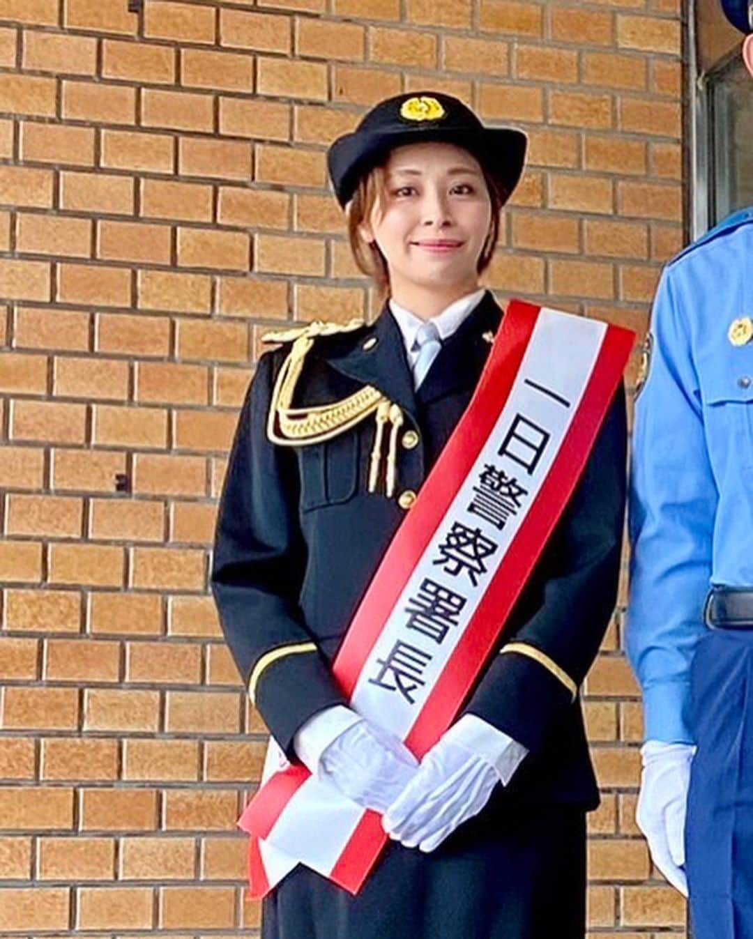 沙月愛奈さんのインスタグラム写真 - (沙月愛奈Instagram)「⁡ ⁡ 昨日、相模原警察署にて一日警察署長を務めさせていただきました。 ⁡ コロナ禍でなかなか開催が叶わず、沢山の方が心待ちにされていた若葉まつりの日に一日警察署長をさせていただけたことは、小さい頃より相模原で育った私にとりまして、とても光栄な事でした。 ⁡ 雨の中沢山の方がお集まりくださり、パレードの際は沿道から手を振ってくださって心から嬉しかったです✨ ⁡ さて今回の大きな目的である、春の全国交通安全運動ですが、私は普段車を運転します。その時に、一時停止で止まらない車や、危ない自転車の乗り方をされている方がいて怖いなと思う時があります。特に車と自転車では最近悲しい事故を耳にすることがあり、未来ある大切な子供の命が失われてしまうことはあってはならないと思うのです。 ⁡ 実際、自転車での事故件数はかなりの割合を締めているそうです。ドライバーが気をつけるのはもちろんですが、免許を持っていない方、お子様などはやはり危険予測をすることがなかなか難しいと思いますので、こういう機会にご家族でお話をしてドライバーと自転車、そして歩行者の方全ての方が共通のルールを認識できたら悲しい事故は少なくなると思います。 ⁡ そして少しでも「譲り合い」「思いやり」の意識、念には念を入れた「安全確認」が大切だと、昨日署長さんとお話して学びました。 ⁡ 長くなりますがあと1つ🚲 4月から自転車に乗る際のヘルメットの着用が努力義務化されました。転倒した際に頭は重いので、やはり地面に打ちつけてしまうことが1番の致命傷になるそうです。努力義務ではありますが、今どんどん素敵なデザインのヘルメットも出てきていますので、ぜひ自分の命を守るために着用を当たり前にしましょう！！ ⁡ 私も安全運転をより一層気をつけて参ります。 皆さまもぜひ一緒に交通安全について考えましょう👮🚓  #春の全国交通安全運動  #神奈川県  #相模原市 #若葉まつり #相模原警察署 #一日警察署長 #沙月愛奈  #事故を減らそう  #ヘルメットの着用を  #安全確認 #譲り合いの精神  #思いやりの心  #家族で話そう」5月14日 21時15分 - satsuki_aina_ayumi