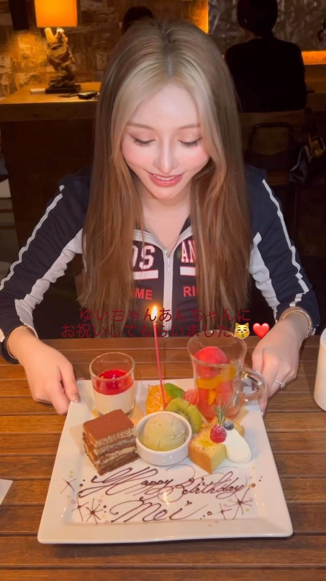 藤咲めいのインスタグラム：「ゆいちゃん、あんちゃんにお誕生日のお祝いしてもらった時の😽💕プレゼントまでありがとう😭❤️‍🔥 マンダリンホテルで使われてる美容液をいただいたよ💞 パケ可愛すぎるしスッと肌に染み込んでいくのが心地良すぎてめちゃくちゃ使ってます🤣❤️‍🔥」