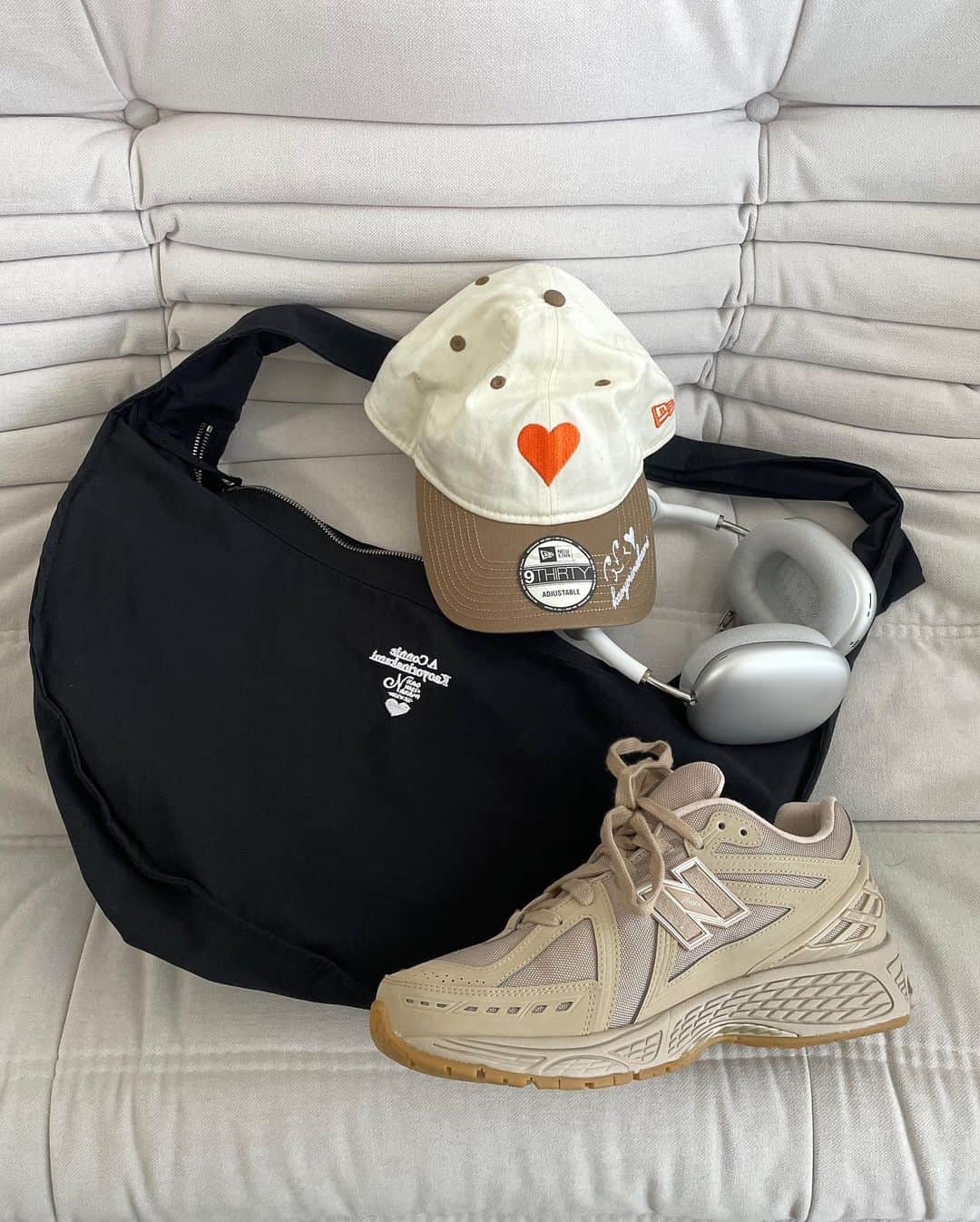 あべじゅんやのインスタグラム：「_ このショルダーまじの お気に入りで 今日から予約販売してるから ぜひゲットしてほしい🫶🫶  初回販売したときは即完で ポップアップでもいつもすぐ売りきれて 前回予約したときも上限達した 超人気アイテム🫶  個人的にもめちゃお気に入り！  #kaoyorinakami#ショルダーバッグ #メッセンジャーバッグ#newbalance」