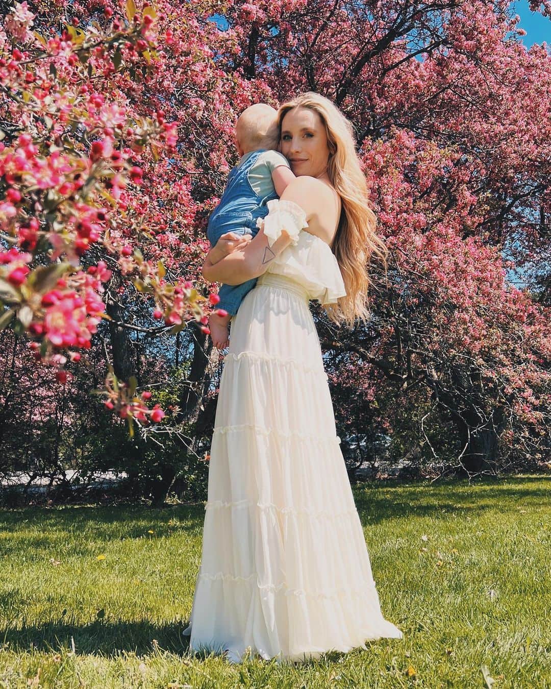 Kalyn Nicholsonのインスタグラム：「the best thing I’ll ever be is yours 🤍 the only job I’m irreplaceable is mom  the best word I’ve ever heard is “mama”  the greatest love I’ll ever know is family  the best thing I’ll ever create is a home  the loveliest teacher I’ll ever have is her  happy Mother’s Day 🌸」